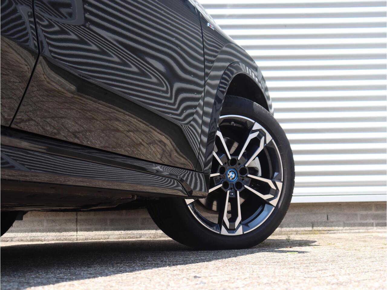 BMW X1 xDrive25e | M Sportpakket | Panodak | Getint Glas | Sportstoelen | Verwarmbare Voorstoelen | Camera | Climate Control | 19'' LMV