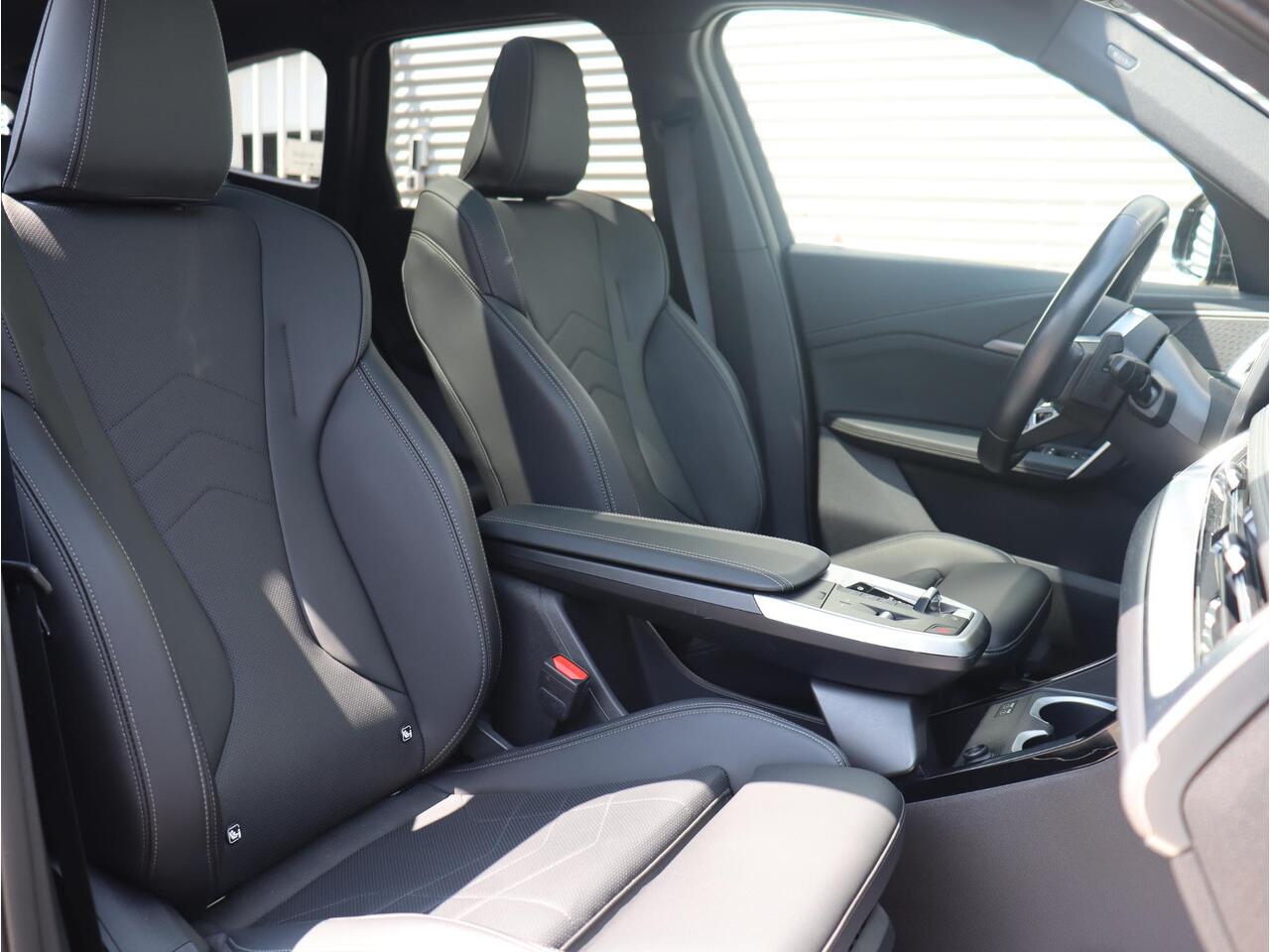 BMW X1 xDrive25e | M Sportpakket | Panodak | Getint Glas | Sportstoelen | Verwarmbare Voorstoelen | Camera | Climate Control | 19'' LMV