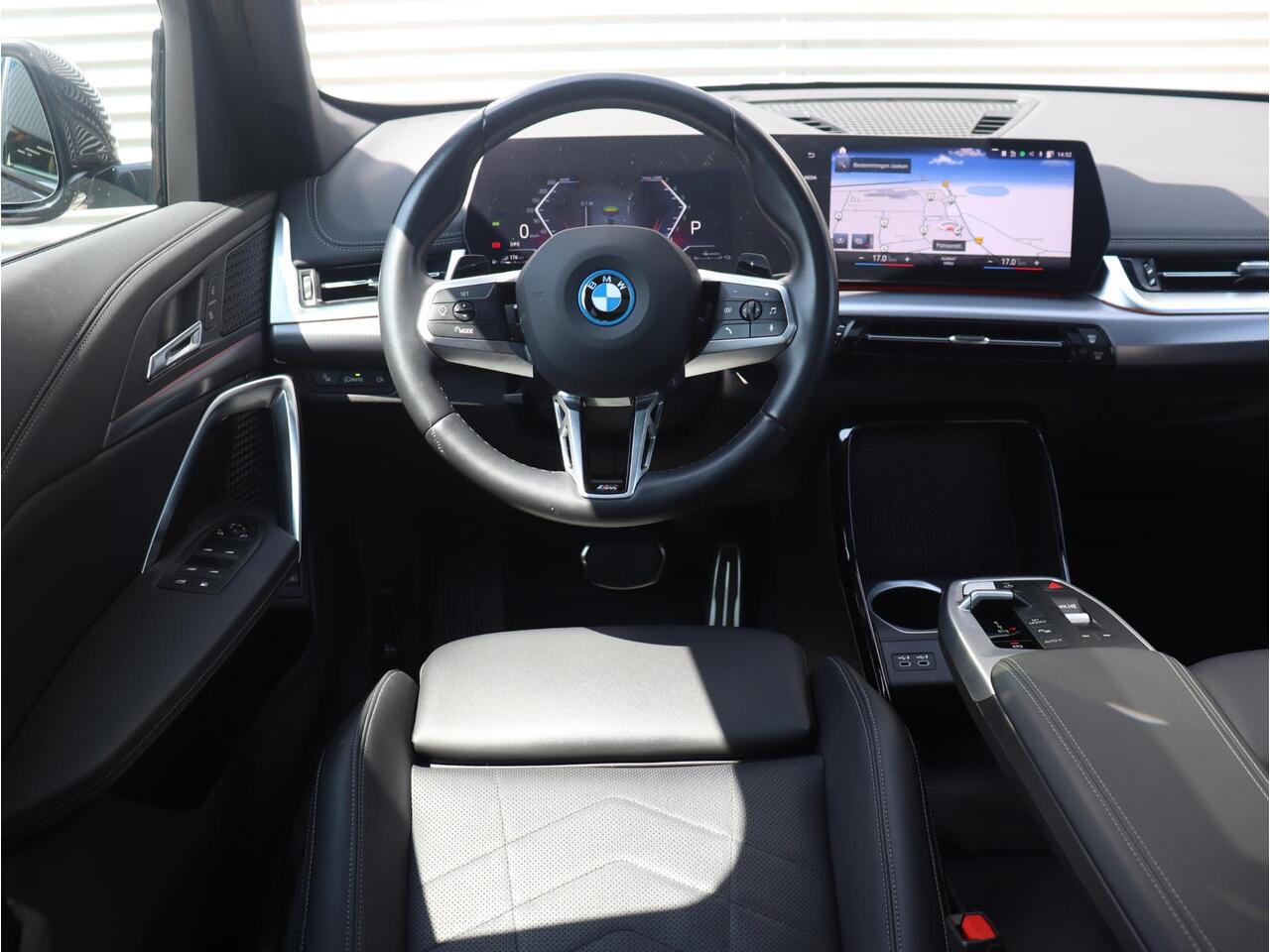 BMW X1 xDrive25e | M Sportpakket | Panodak | Getint Glas | Sportstoelen | Verwarmbare Voorstoelen | Camera | Climate Control | 19'' LMV