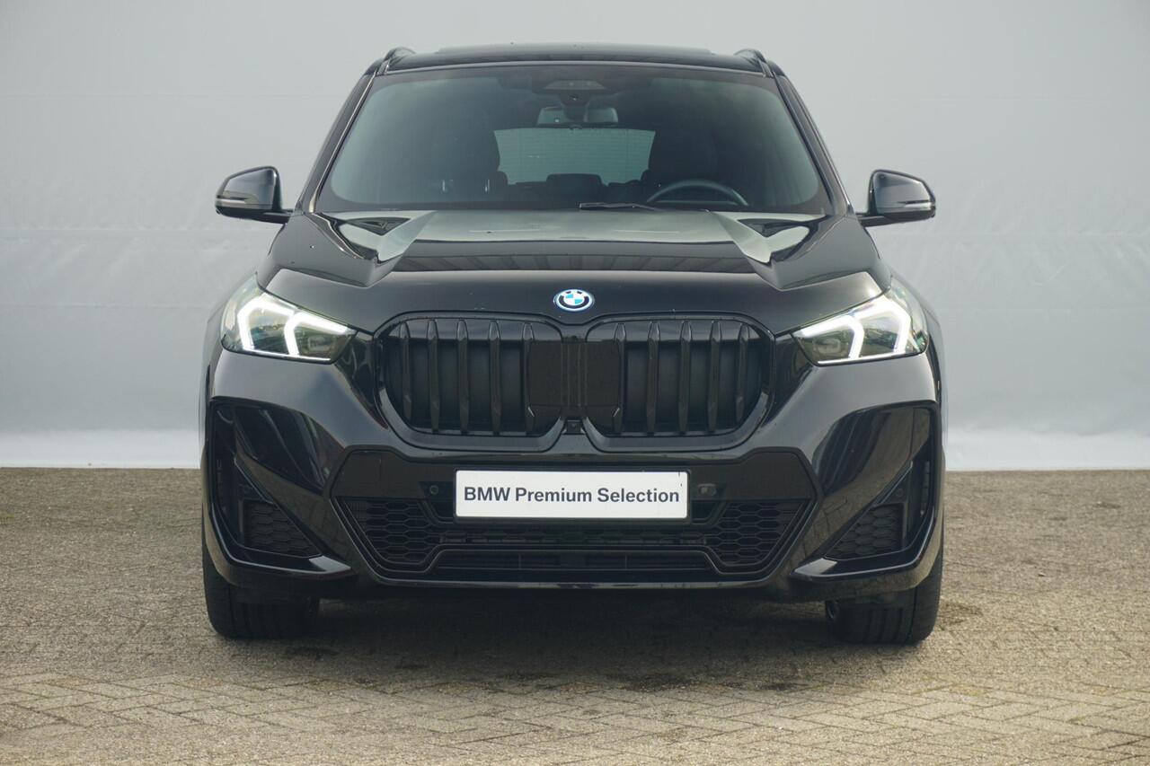 BMW X1 xDrive30e M Sportpakket 19'' / Panoramadak / Elektrisch verstelbare stoelen / Harman Kardon