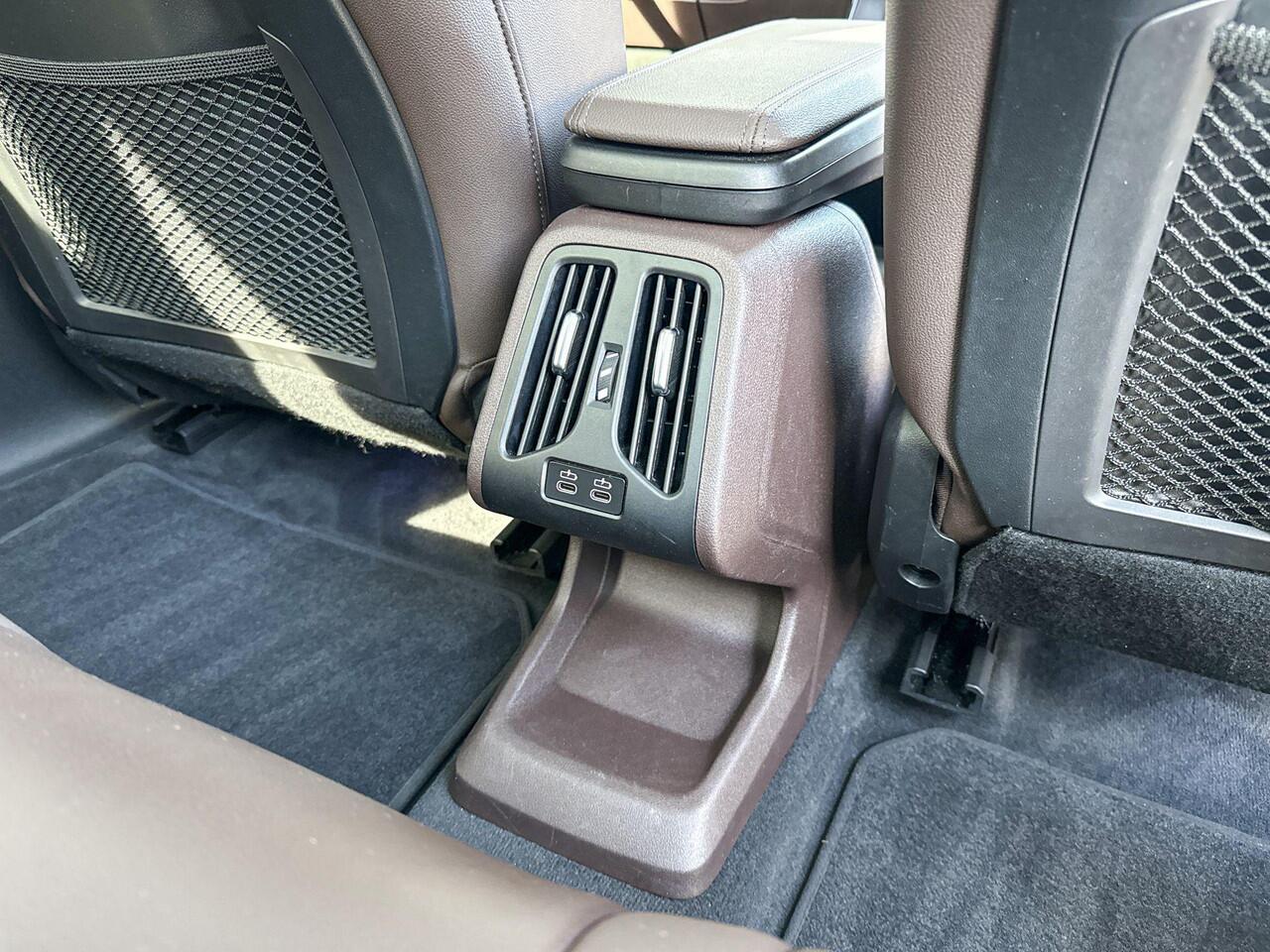 BMW X1 xDrive30e M-Sport Harman Kardon / Glazen Schuifdak / Head-Up / Parking Assistant Plus / Stoel & Stuurwielrandverwarming / Trekhaak Zwenkbaar / Adaptieve LED koplampen / Getinte Ramen / 19 Inch