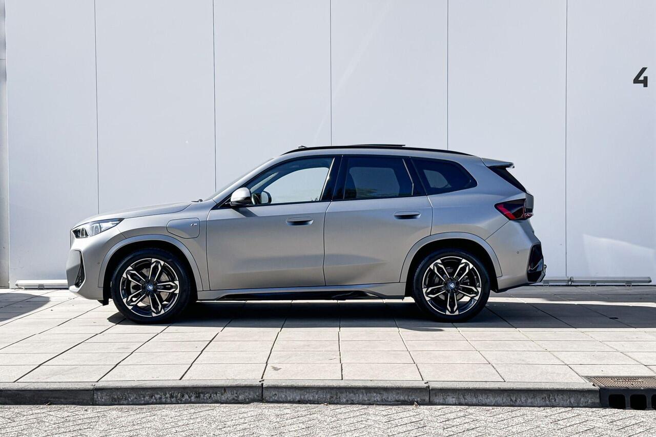 BMW X1 xDrive30e M-Sport Harman Kardon / Glazen Schuifdak / Head-Up / Parking Assistant Plus / Stoel & Stuurwielrandverwarming / Trekhaak Zwenkbaar / Adaptieve LED koplampen / Getinte Ramen / 19 Inch