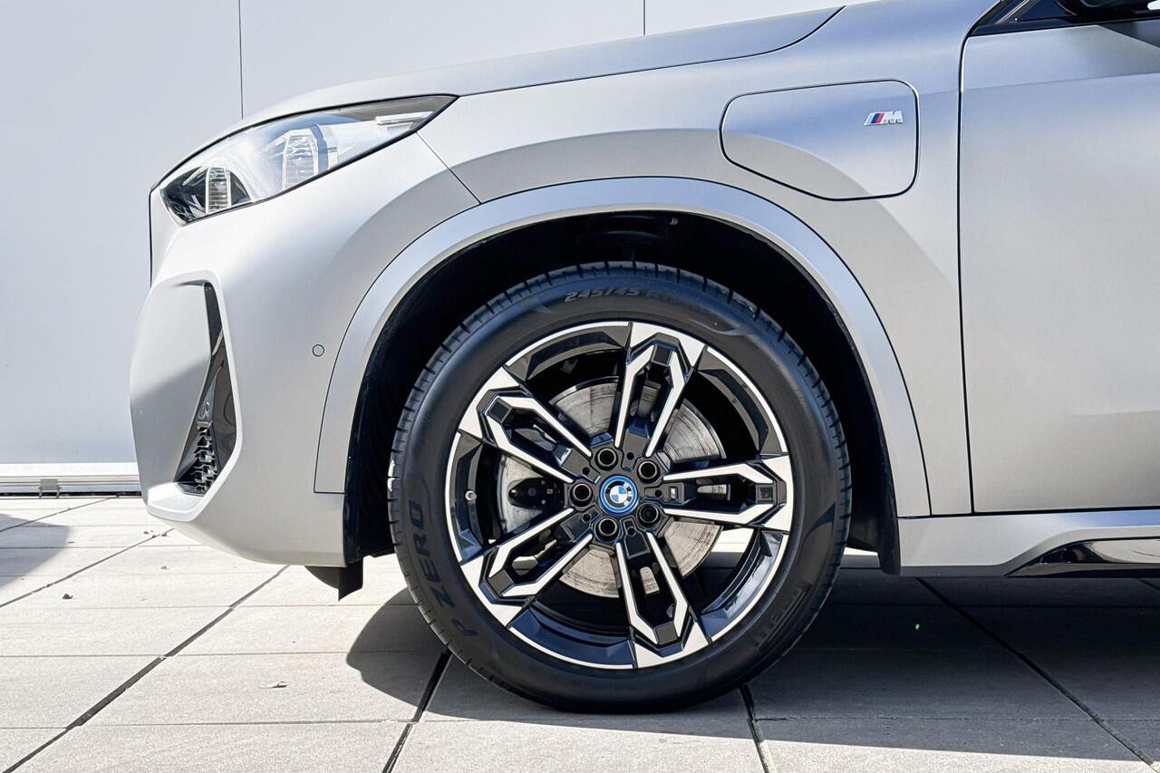 BMW X1 xDrive30e M-Sport Harman Kardon / Glazen Schuifdak / Head-Up / Parking Assistant Plus / Stoel & Stuurwielrandverwarming / Trekhaak Zwenkbaar / Adaptieve LED koplampen / Getinte Ramen / 19 Inch