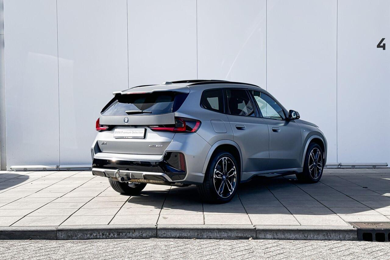 BMW X1 xDrive30e M-Sport Harman Kardon / Glazen Schuifdak / Head-Up / Parking Assistant Plus / Stoel & Stuurwielrandverwarming / Trekhaak Zwenkbaar / Adaptieve LED koplampen / Getinte Ramen / 19 Inch