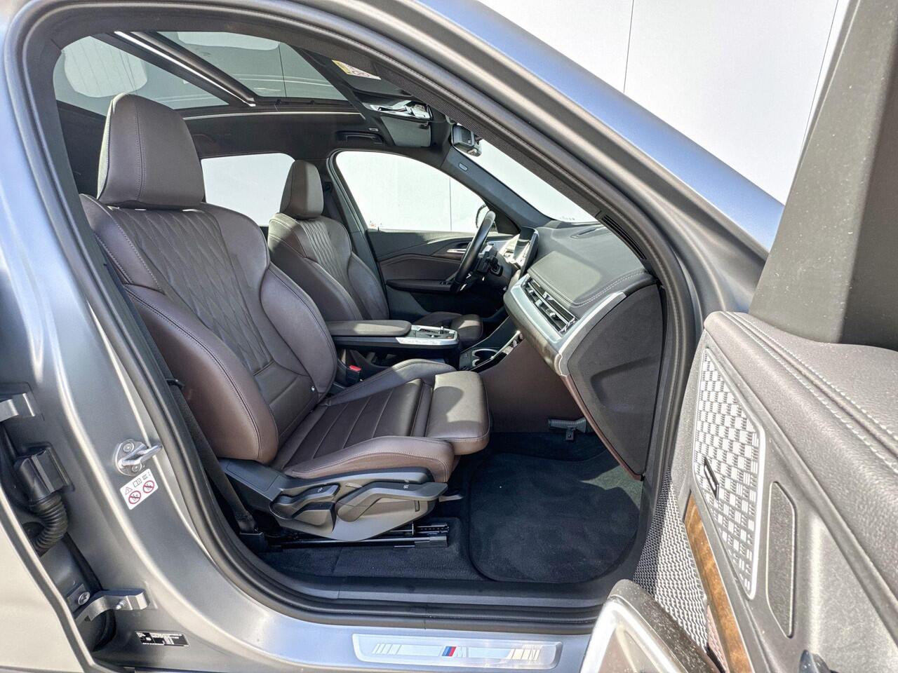 BMW X1 xDrive30e M-Sport Harman Kardon / Glazen Schuifdak / Head-Up / Parking Assistant Plus / Stoel & Stuurwielrandverwarming / Trekhaak Zwenkbaar / Adaptieve LED koplampen / Getinte Ramen / 19 Inch