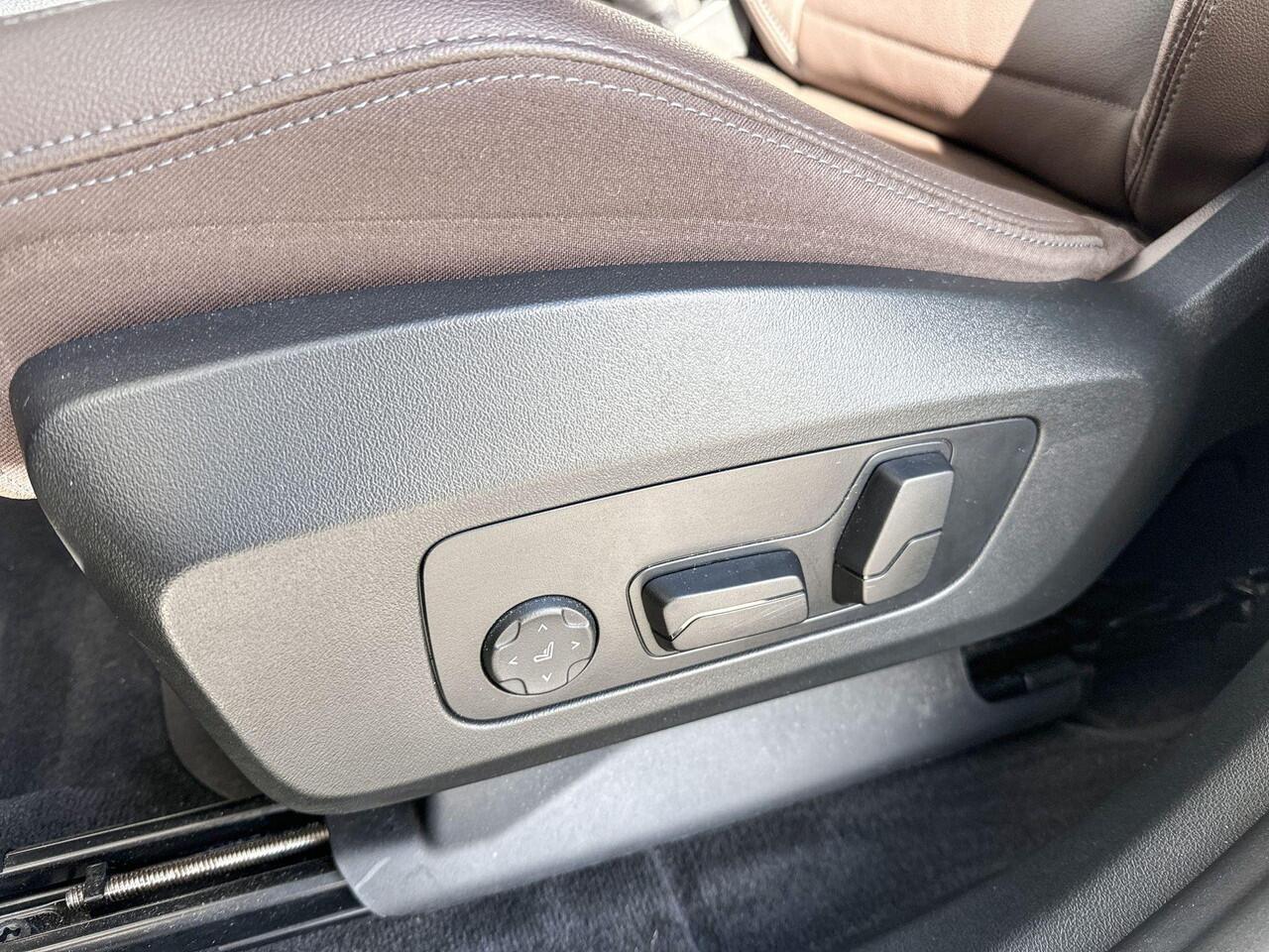 BMW X1 xDrive30e M-Sport Harman Kardon / Glazen Schuifdak / Head-Up / Parking Assistant Plus / Stoel & Stuurwielrandverwarming / Trekhaak Zwenkbaar / Adaptieve LED koplampen / Getinte Ramen / 19 Inch