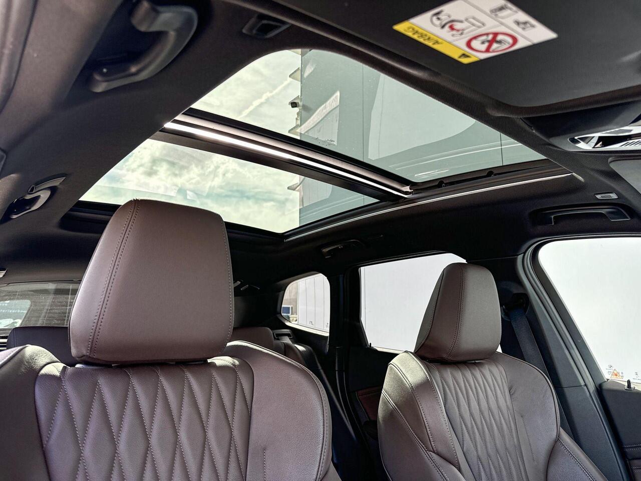 BMW X1 xDrive30e M-Sport Harman Kardon / Glazen Schuifdak / Head-Up / Parking Assistant Plus / Stoel & Stuurwielrandverwarming / Trekhaak Zwenkbaar / Adaptieve LED koplampen / Getinte Ramen / 19 Inch