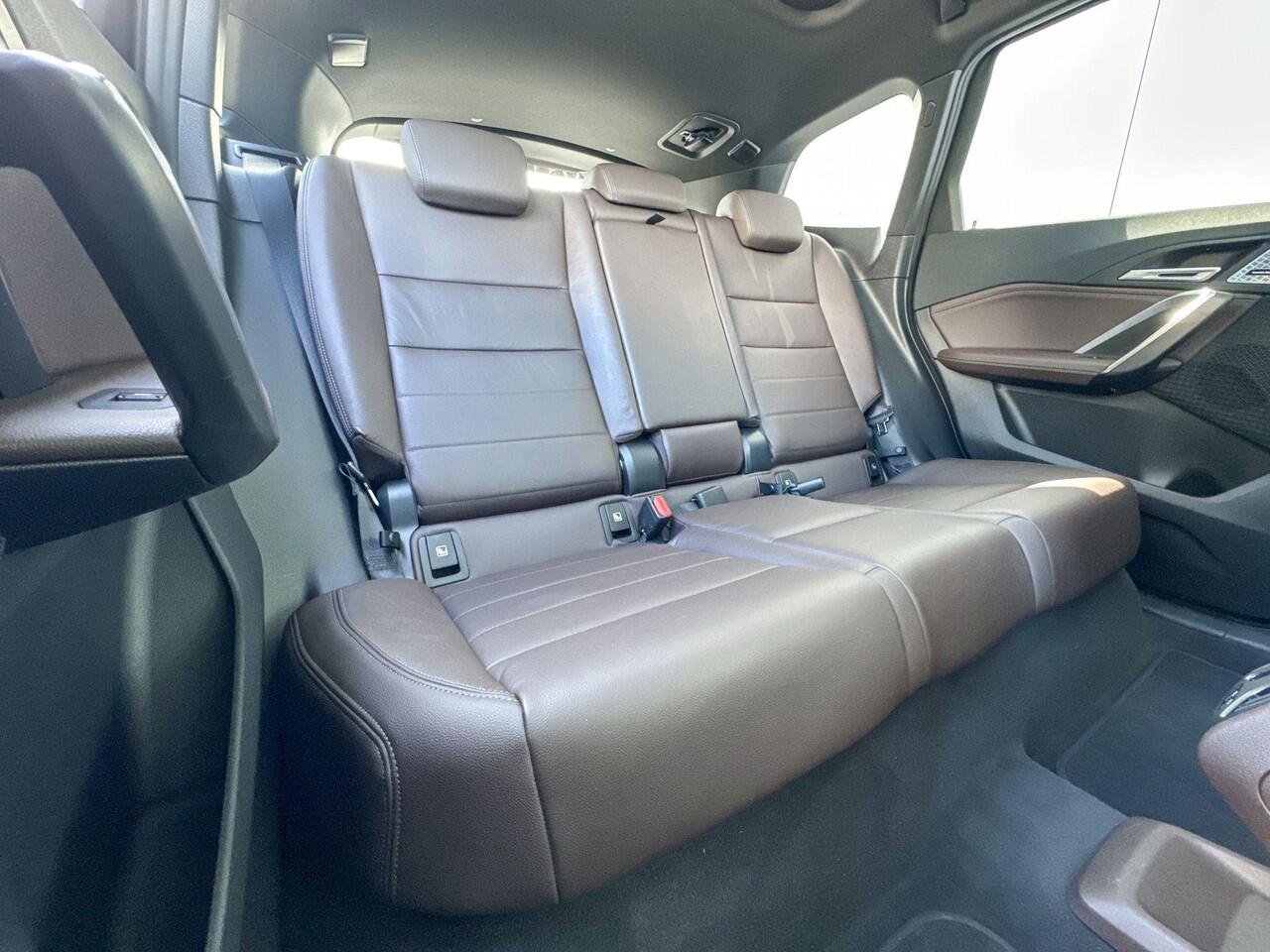 BMW X1 xDrive30e M-Sport Harman Kardon / Glazen Schuifdak / Head-Up / Parking Assistant Plus / Stoel & Stuurwielrandverwarming / Trekhaak Zwenkbaar / Adaptieve LED koplampen / Getinte Ramen / 19 Inch