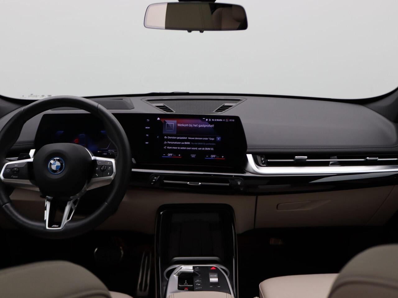 BMW X1 xDrive30e M Sportpakket Pro | Panoramadak | Elek. stoel + Memory | Park. Plus | Head-Up Display | HIFI | 20"