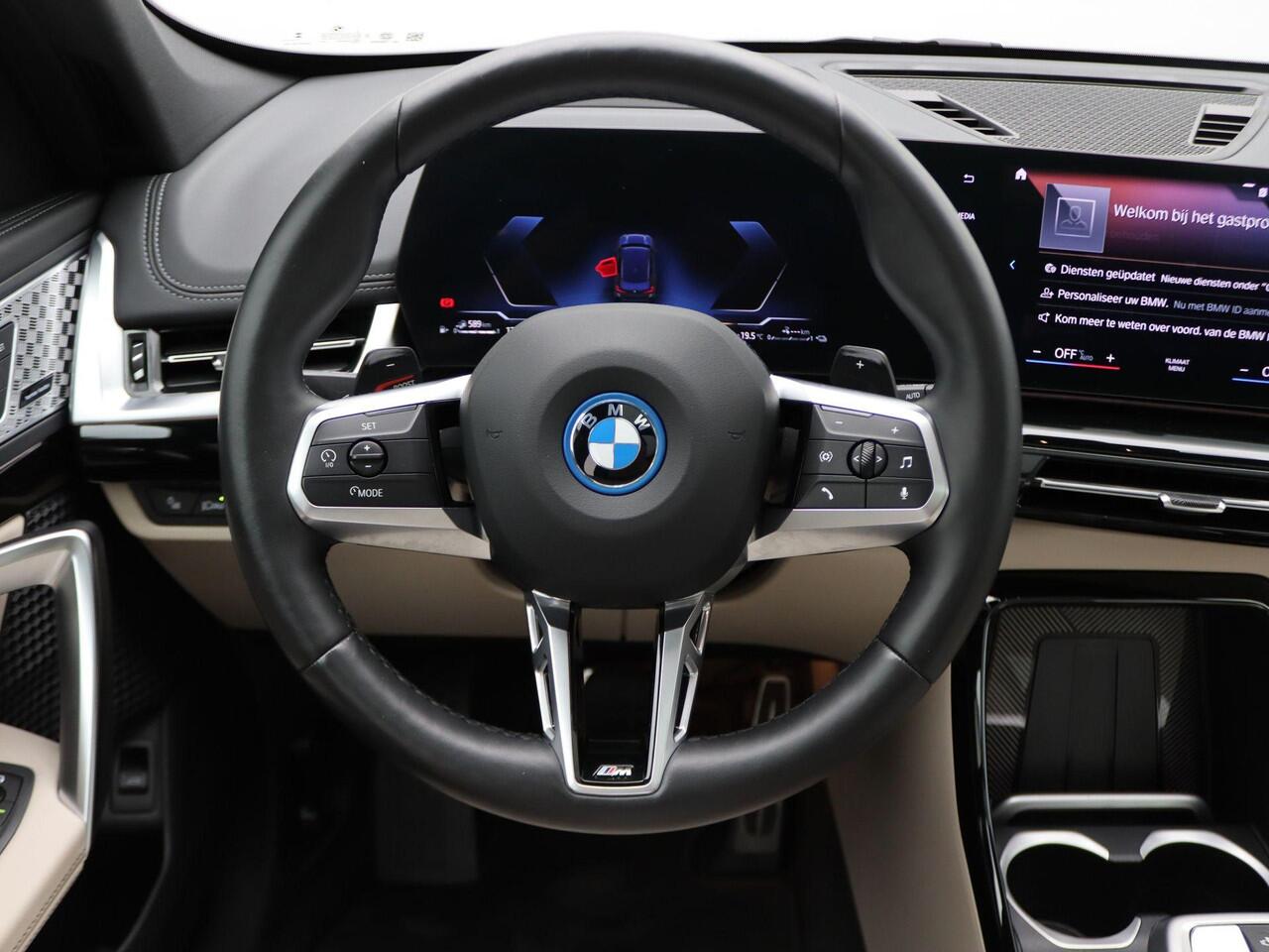 BMW X1 xDrive30e M Sportpakket Pro | Panoramadak | Elek. stoel + Memory | Park. Plus | Head-Up Display | HIFI | 20"