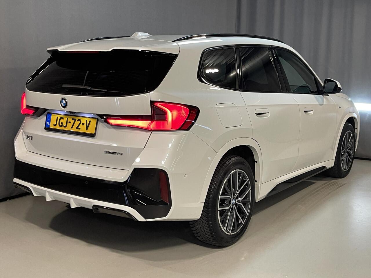 BMW X1 sDrive18i M Sport Shadow Line 18"/Sportstoelen/Adaptieve cruise/Keyless/Stoelverwarming/Camera/Elektrisch klep