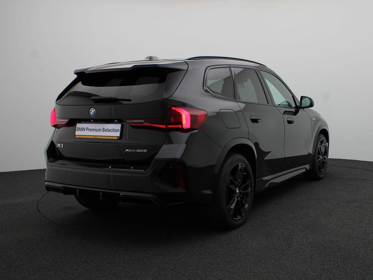 BMW X1 xDrive30e M Sportpakket | Achteruitrijcamera | Extra Getint Glas Achter | 19''