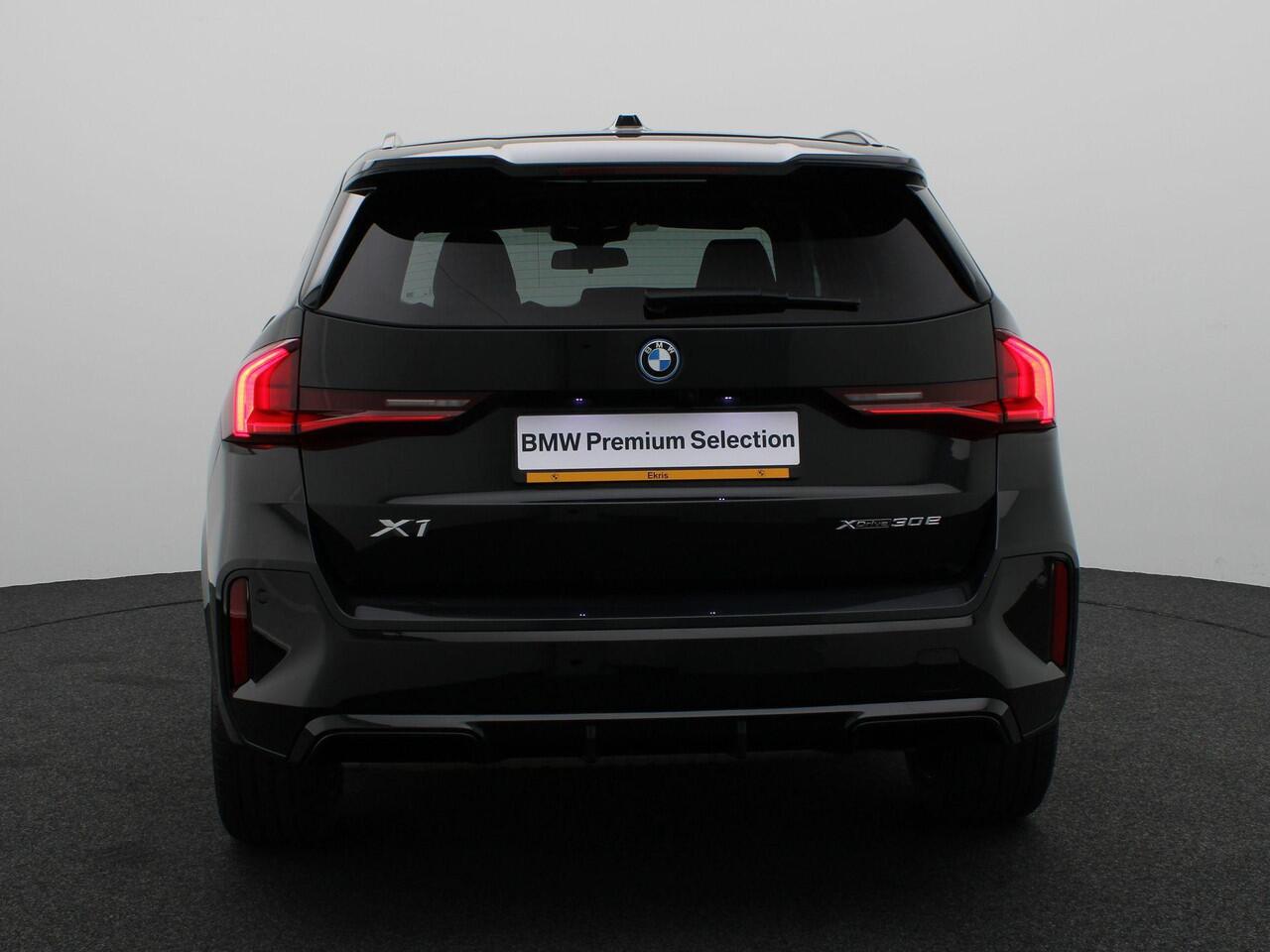 BMW X1 xDrive30e M Sportpakket | Achteruitrijcamera | Extra Getint Glas Achter | 19''