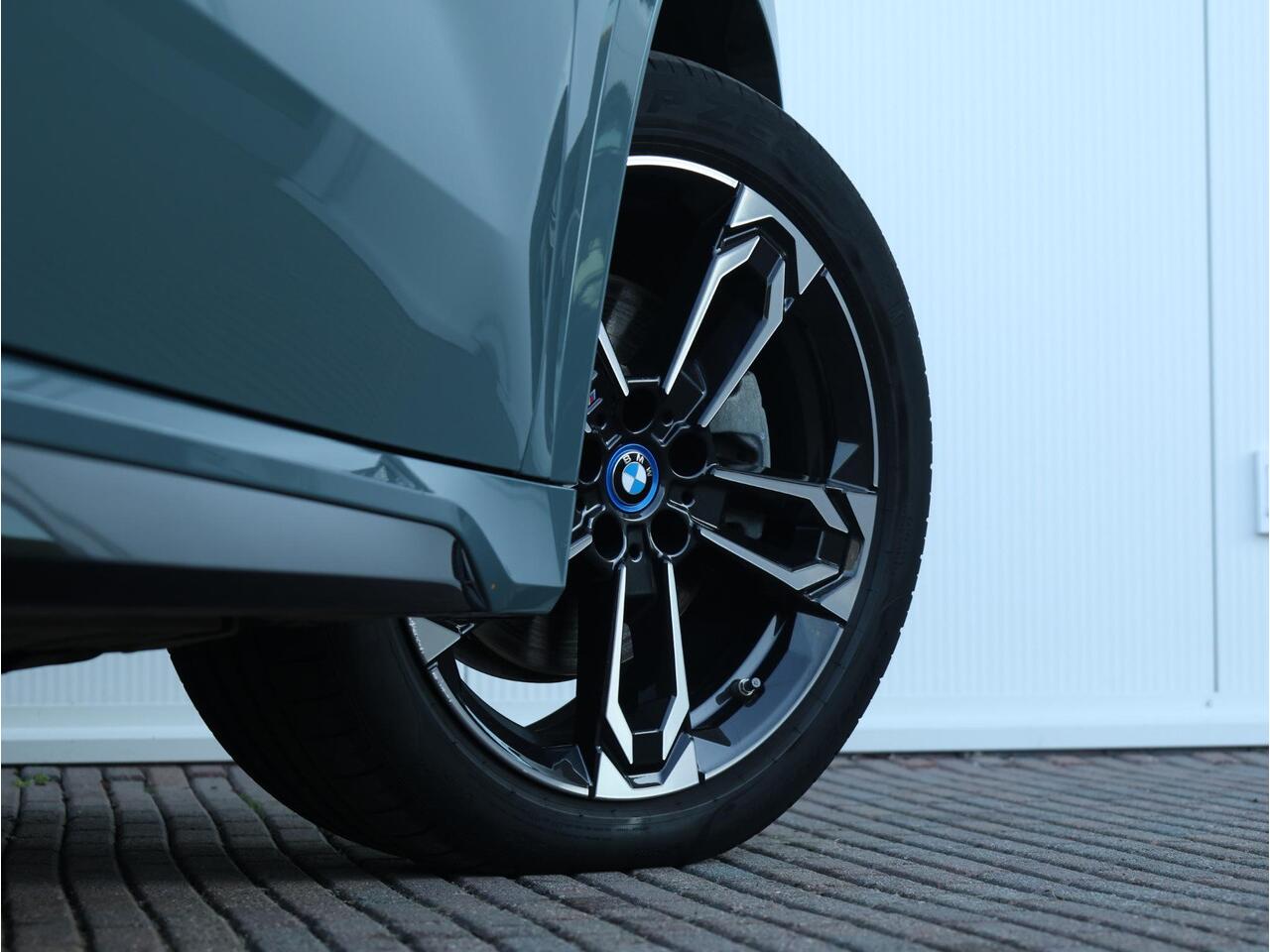 BMW X1 xDrive30e M Sportpakket/ Verwarmd Stuurwiel/ Trekhaak/ Achteruitrijcamera/ Panoramadak/ Driving Assistant Plus/ Stoelverwarming