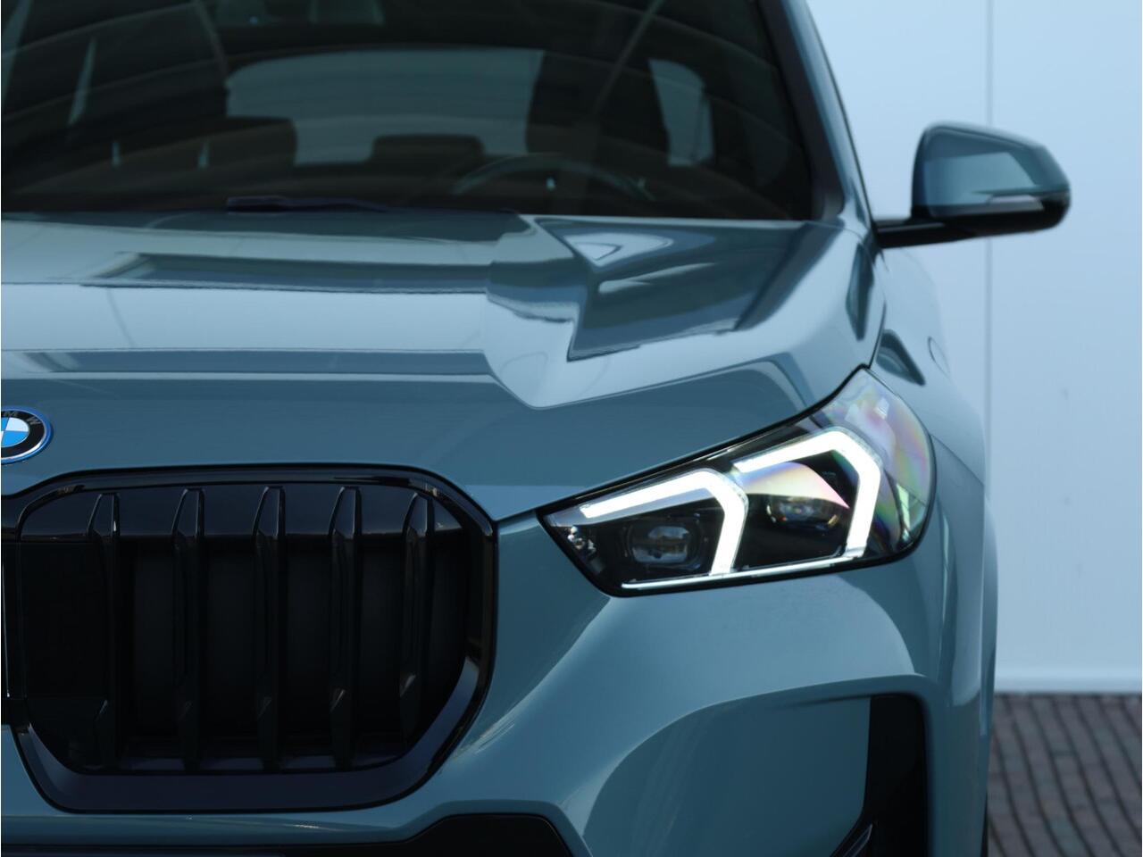 BMW X1 xDrive30e M Sportpakket/ Verwarmd Stuurwiel/ Trekhaak/ Achteruitrijcamera/ Panoramadak/ Driving Assistant Plus/ Stoelverwarming