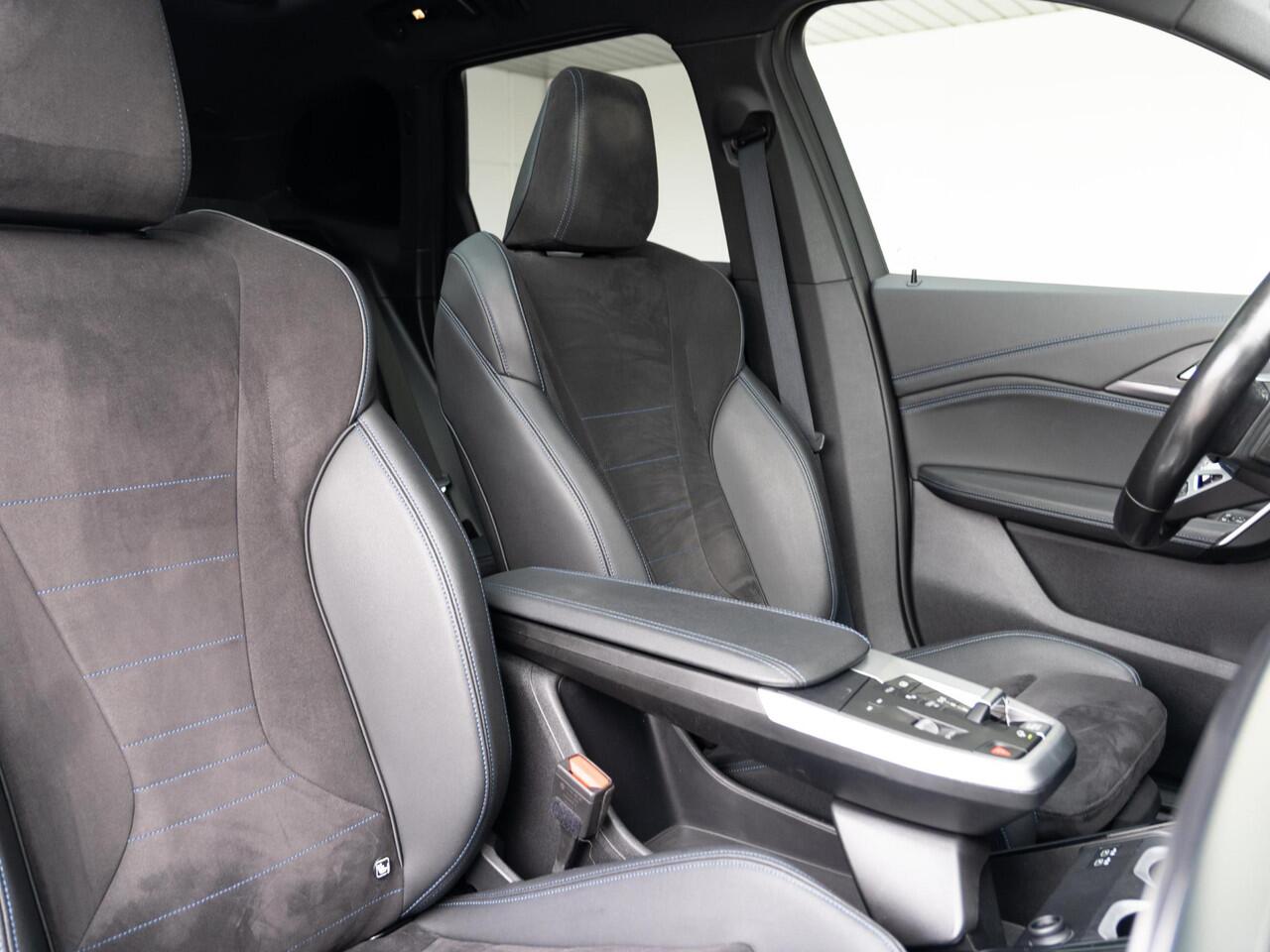 BMW X1 xDrive23i | M Sportpakket | Travel Pack | Achteruitrijcamera | Panoramadak | Stoelverwarming | 18''