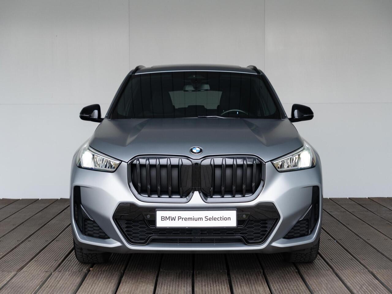 BMW X1 xDrive23i | M Sportpakket | Travel Pack | Achteruitrijcamera | Panoramadak | Stoelverwarming | 18''