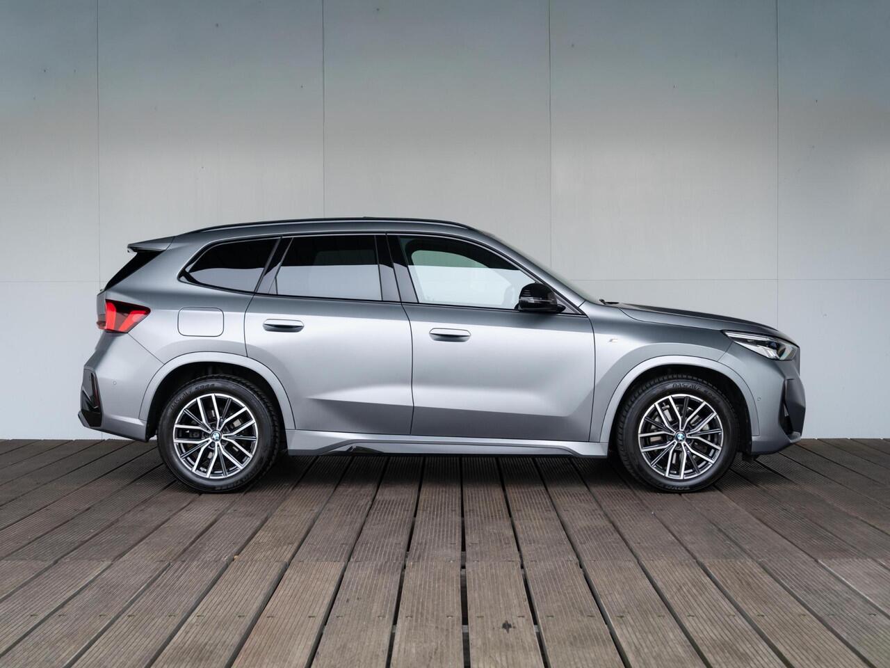 BMW X1 xDrive23i | M Sportpakket | Travel Pack | Achteruitrijcamera | Panoramadak | Stoelverwarming | 18''