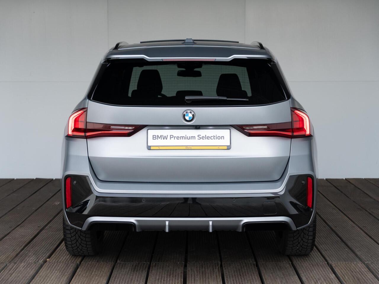 BMW X1 xDrive23i | M Sportpakket | Travel Pack | Achteruitrijcamera | Panoramadak | Stoelverwarming | 18''