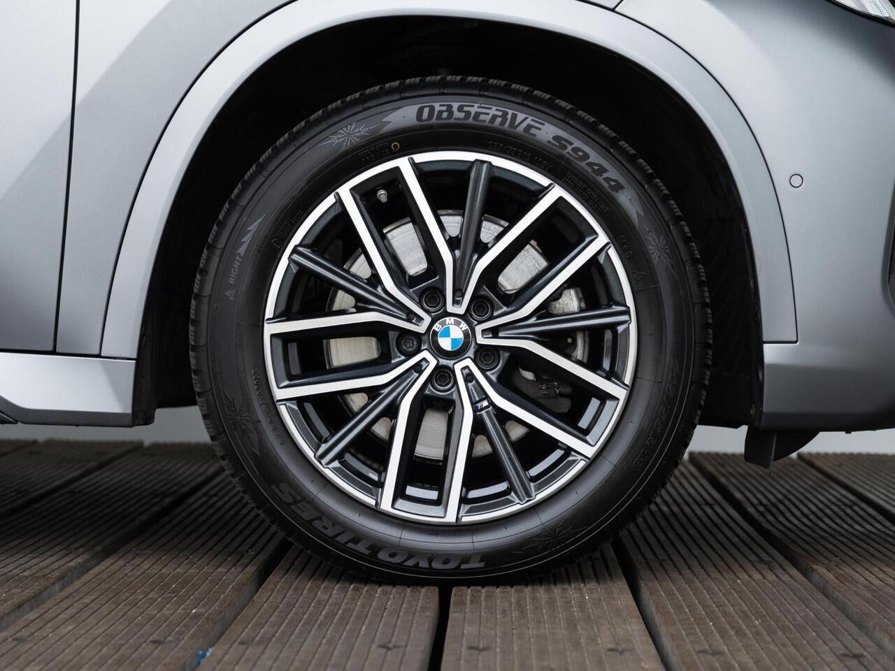BMW X1 xDrive23i | M Sportpakket | Travel Pack | Achteruitrijcamera | Panoramadak | Stoelverwarming | 18''