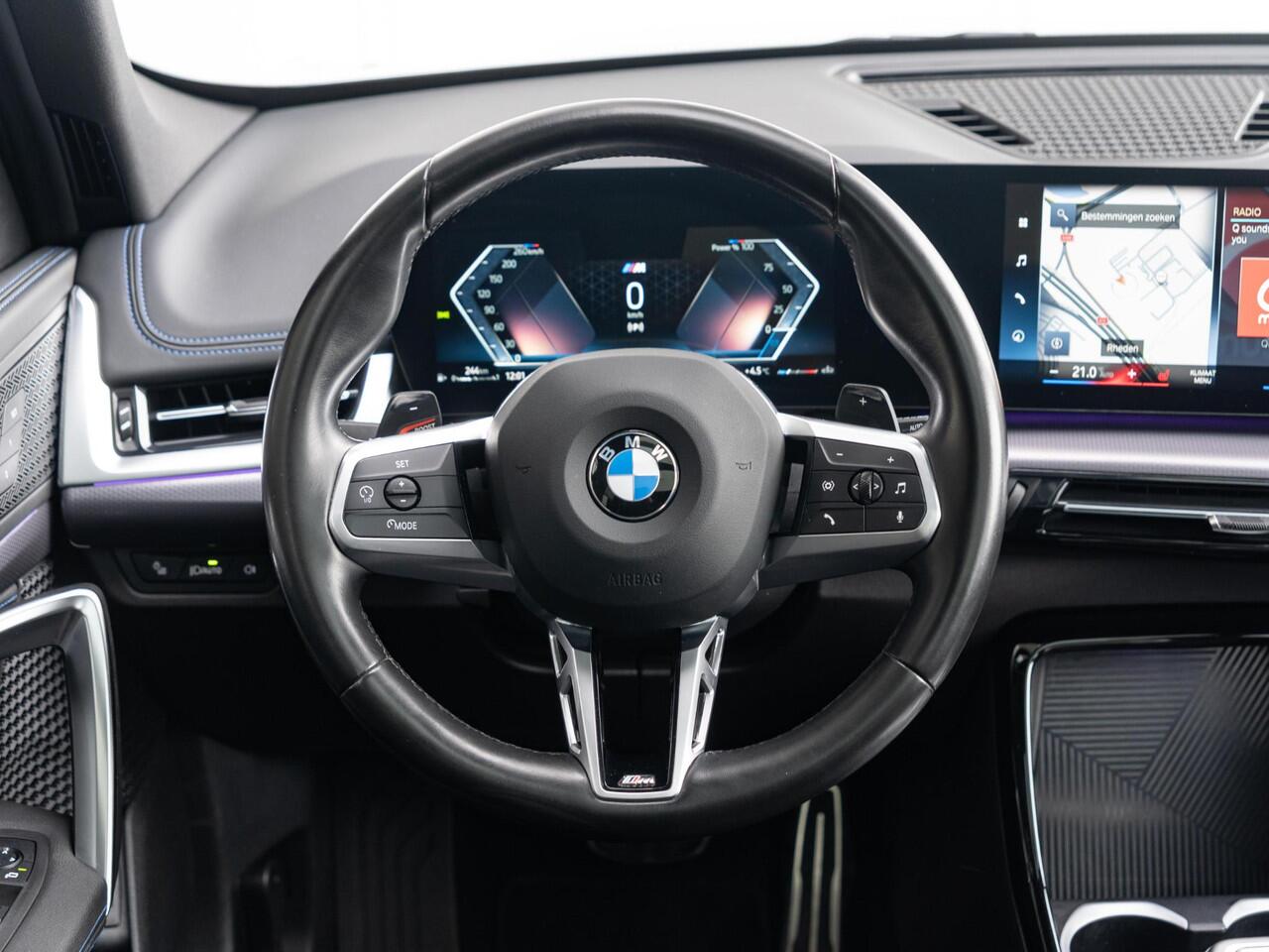 BMW X1 xDrive23i | M Sportpakket | Travel Pack | Achteruitrijcamera | Panoramadak | Stoelverwarming | 18''