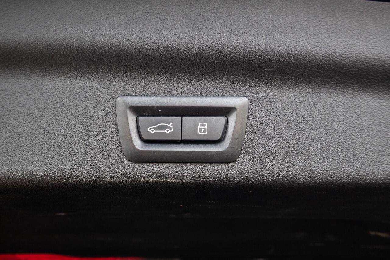 BMW X1 xDrive25e Pano | 18" | Sportstoelen | Ele. klep | LED |