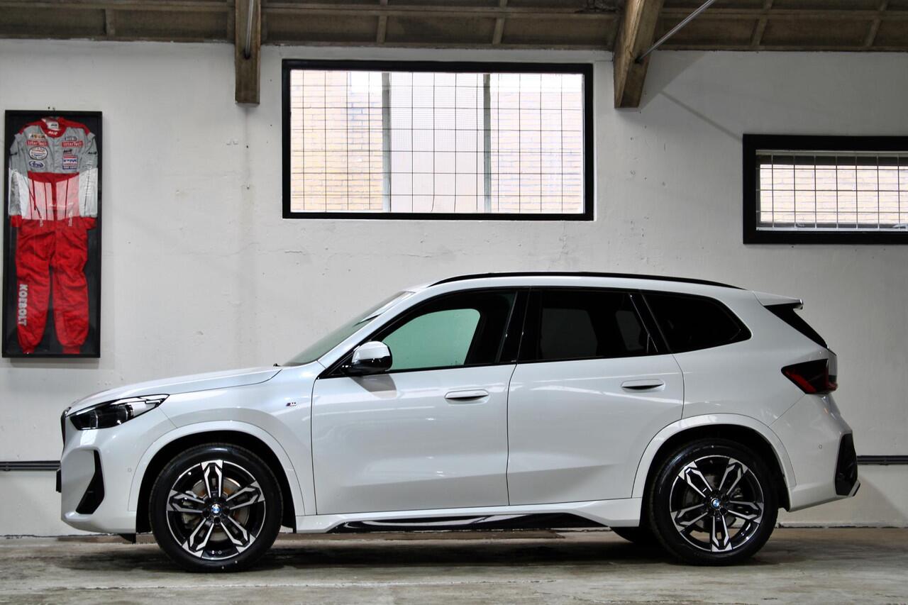 BMW X1 xDrive23i | M-Sport | Driving Assistant Pro | Panoramadak | Shadow Line | NL auto | BTW |