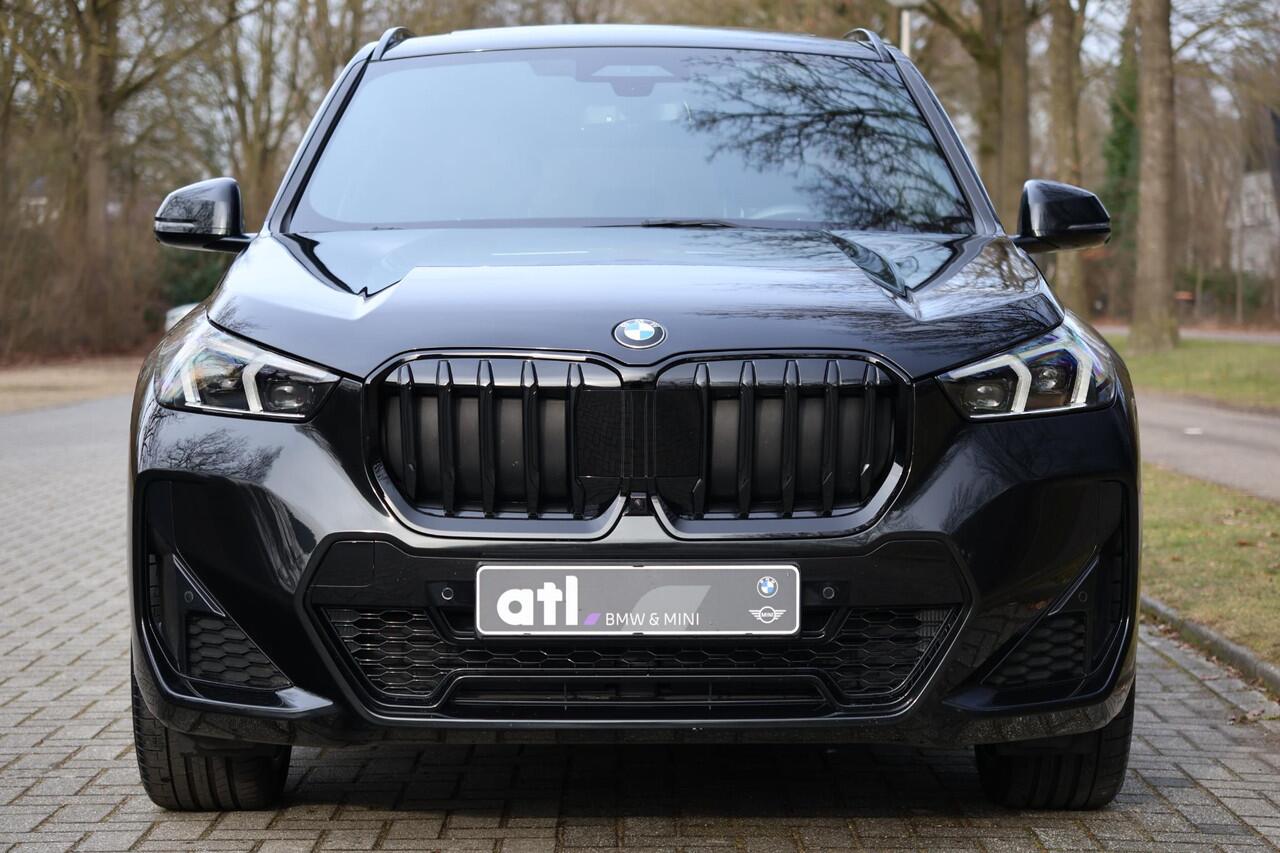 BMW X1 sDrive18i VOL | M-pakket | Pano | HUD | Massage | 360 | Adap Cruise | Elektr. Trekhaak | Harman Kardon | Keyless | Alarm kl.3 | Etc.