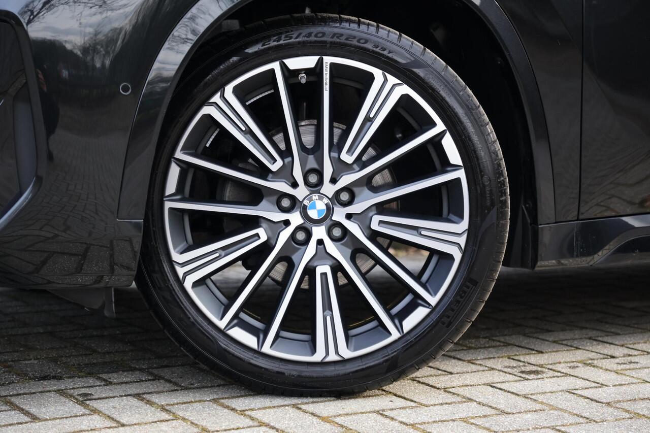 BMW X1 sDrive18i VOL | M-pakket | Pano | HUD | Massage | 360 | Adap Cruise | Elektr. Trekhaak | Harman Kardon | Keyless | Alarm kl.3 | Etc.