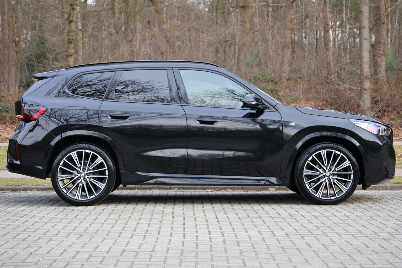 BMW X1 sDrive18i VOL | M-pakket | Pano | HUD | Massage | 360 | Adap Cruise | Elektr. Trekhaak | Harman Kardon | Keyless | Alarm kl.3 | Etc.