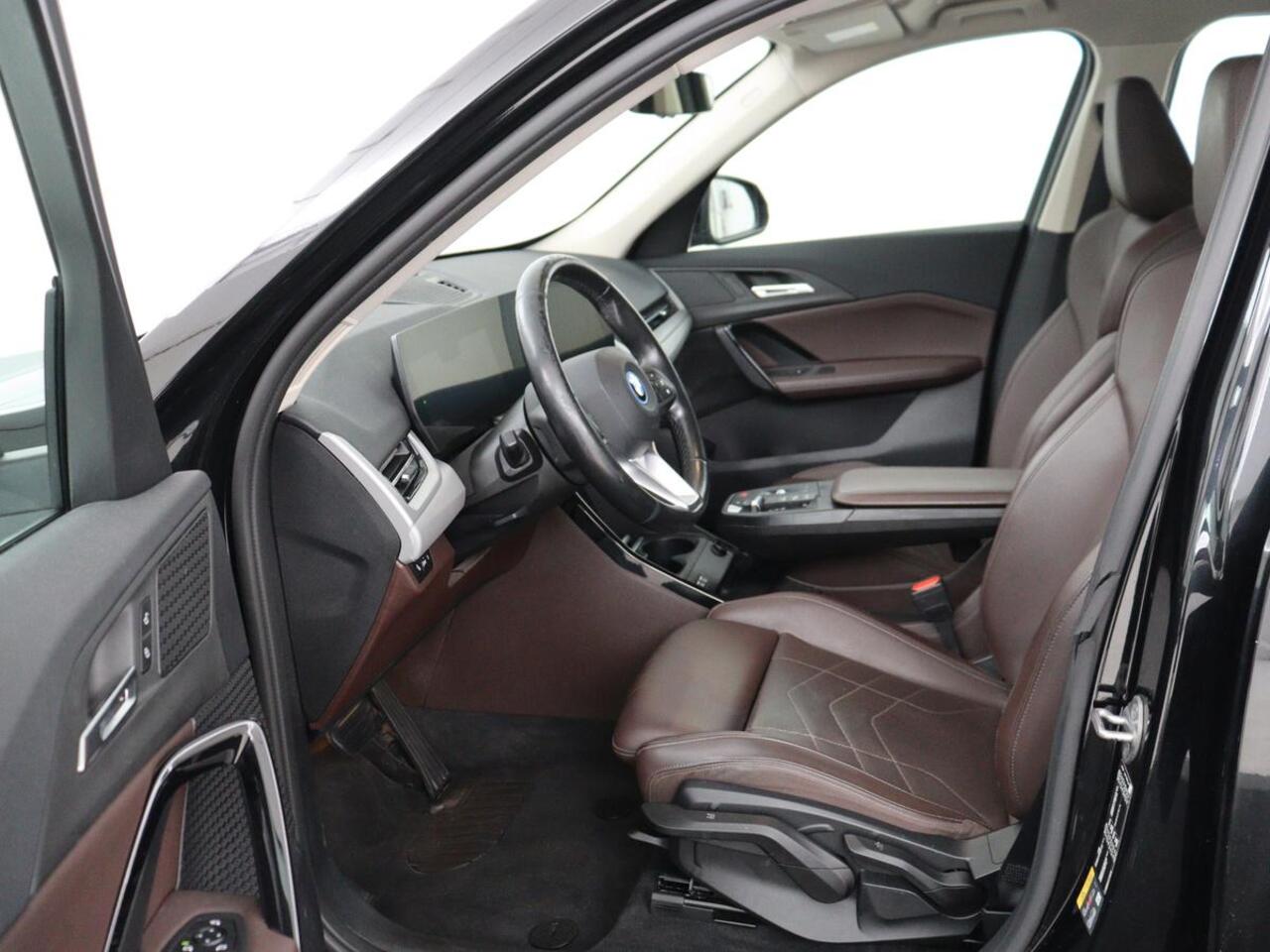 BMW X1 xDrive25e | Leder | Sportstoelen | Carplay | Adaptief LED | Keyless | Camera | Park Assist | Live Cockpit | Climate control | Navigatie | PHEV | Plug In | SOH 92%