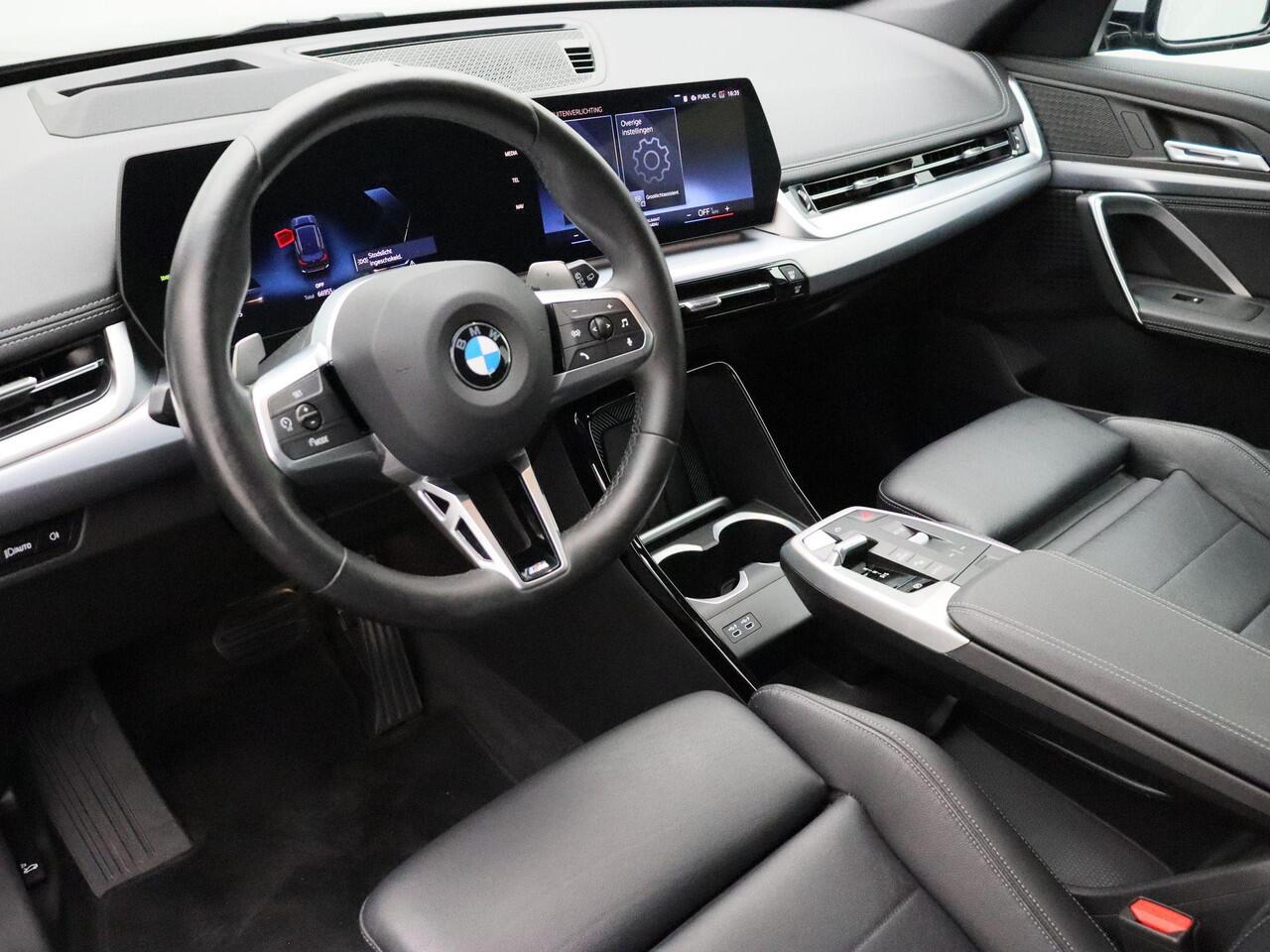 BMW X1 sDrive18i xLine | Stuurwielrand verwarmd | Comfort Access | Trekhaak | Panoramadak | Head Up Display | 19''
