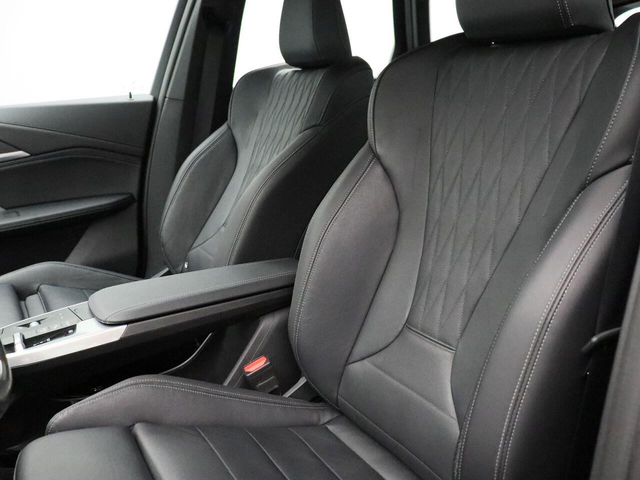 BMW X1 sDrive18i xLine | Stuurwielrand verwarmd | Comfort Access | Trekhaak | Panoramadak | Head Up Display | 19''