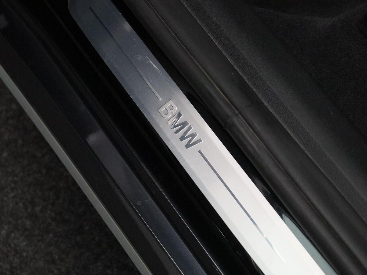 BMW X1 sDrive18i xLine | Stuurwielrand verwarmd | Comfort Access | Trekhaak | Panoramadak | Head Up Display | 19''
