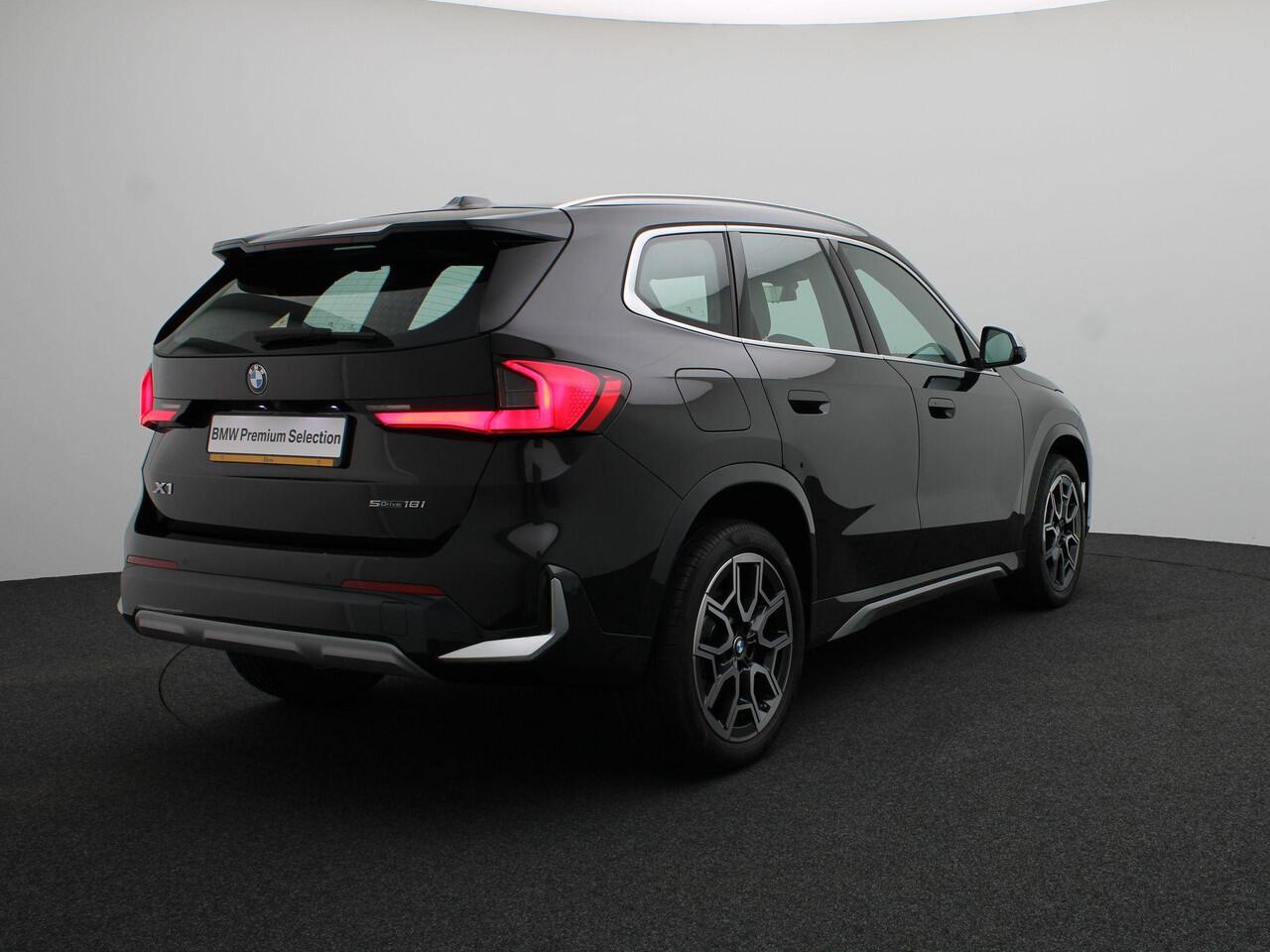 BMW X1 sDrive18i xLine | Stuurwielrand verwarmd | Comfort Access | Trekhaak | Panoramadak | Head Up Display | 19''