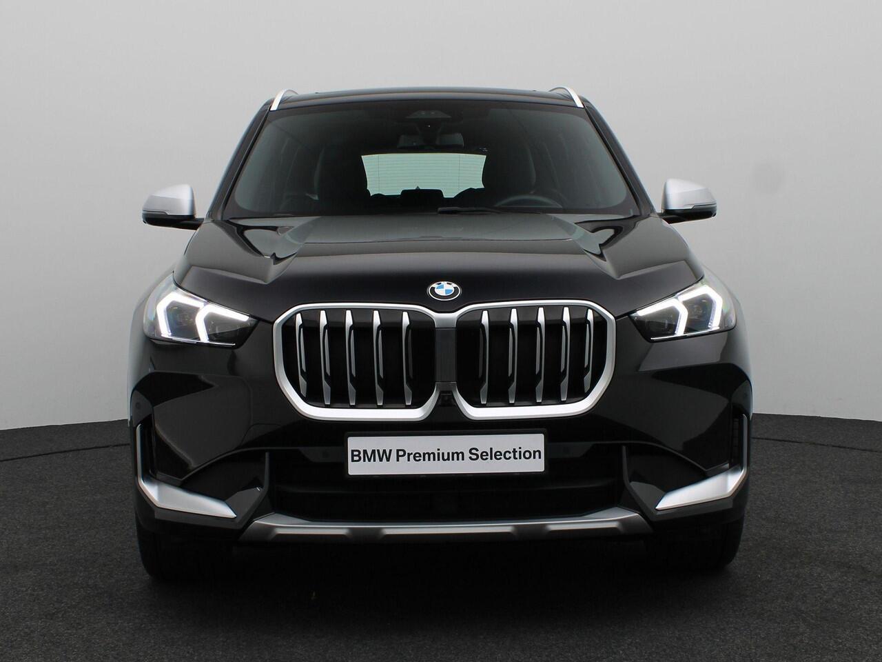 BMW X1 sDrive18i xLine | Stuurwielrand verwarmd | Comfort Access | Trekhaak | Panoramadak | Head Up Display | 19''
