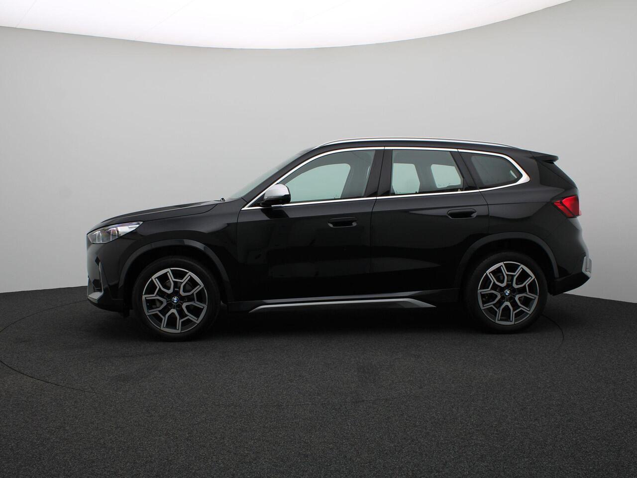 BMW X1 sDrive18i xLine | Stuurwielrand verwarmd | Comfort Access | Trekhaak | Panoramadak | Head Up Display | 19''