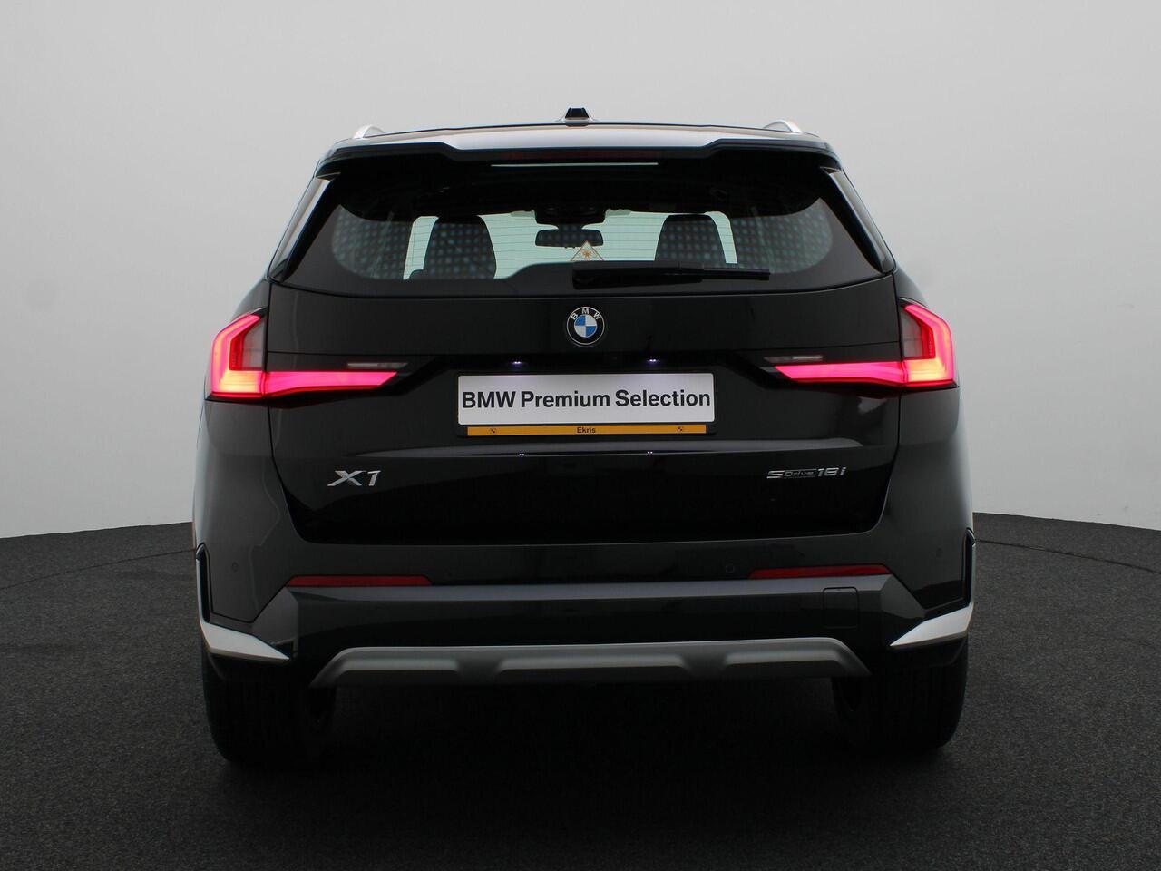 BMW X1 sDrive18i xLine | Stuurwielrand verwarmd | Comfort Access | Trekhaak | Panoramadak | Head Up Display | 19''