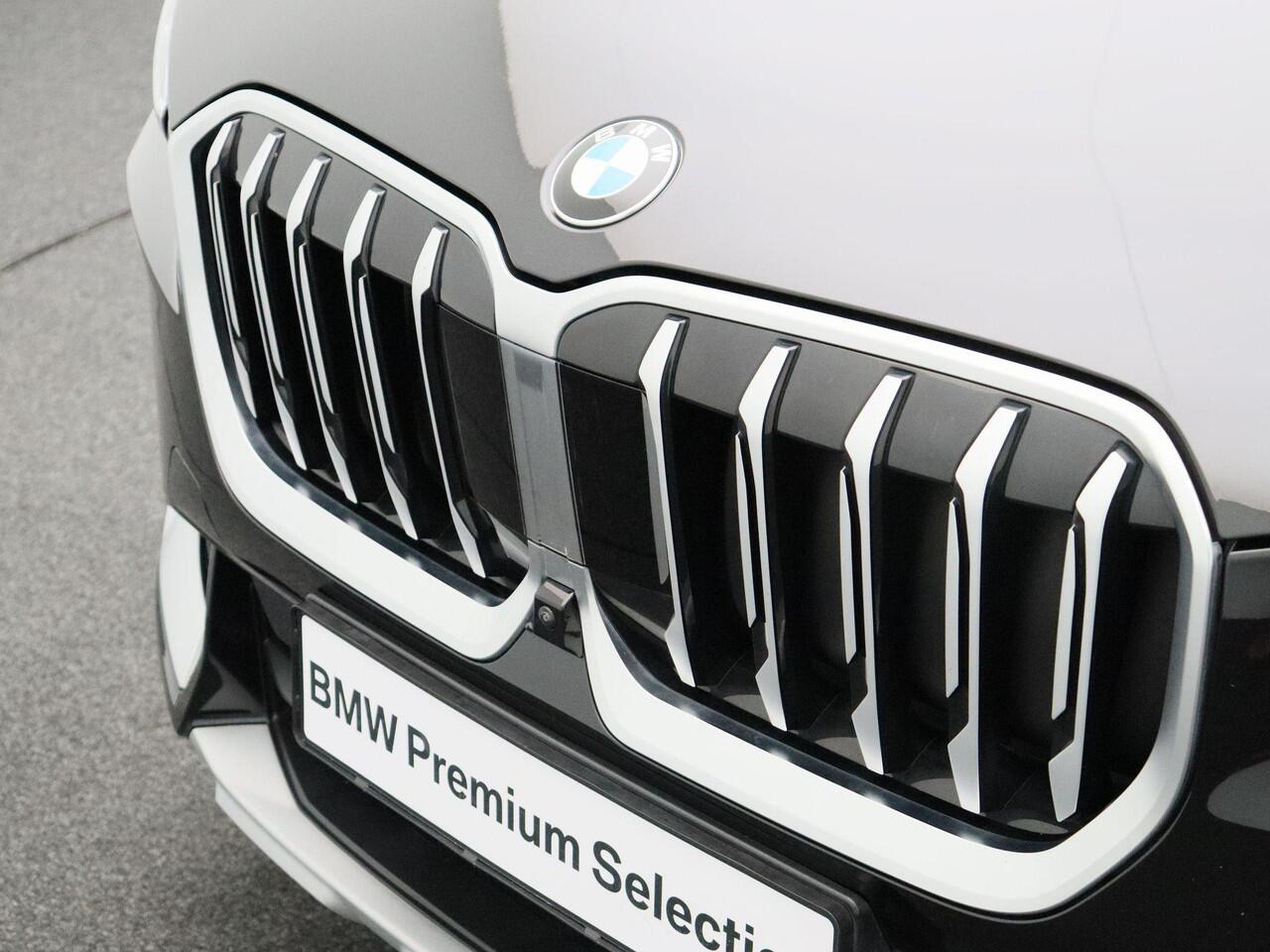 BMW X1 sDrive18i xLine | Stuurwielrand verwarmd | Comfort Access | Trekhaak | Panoramadak | Head Up Display | 19''