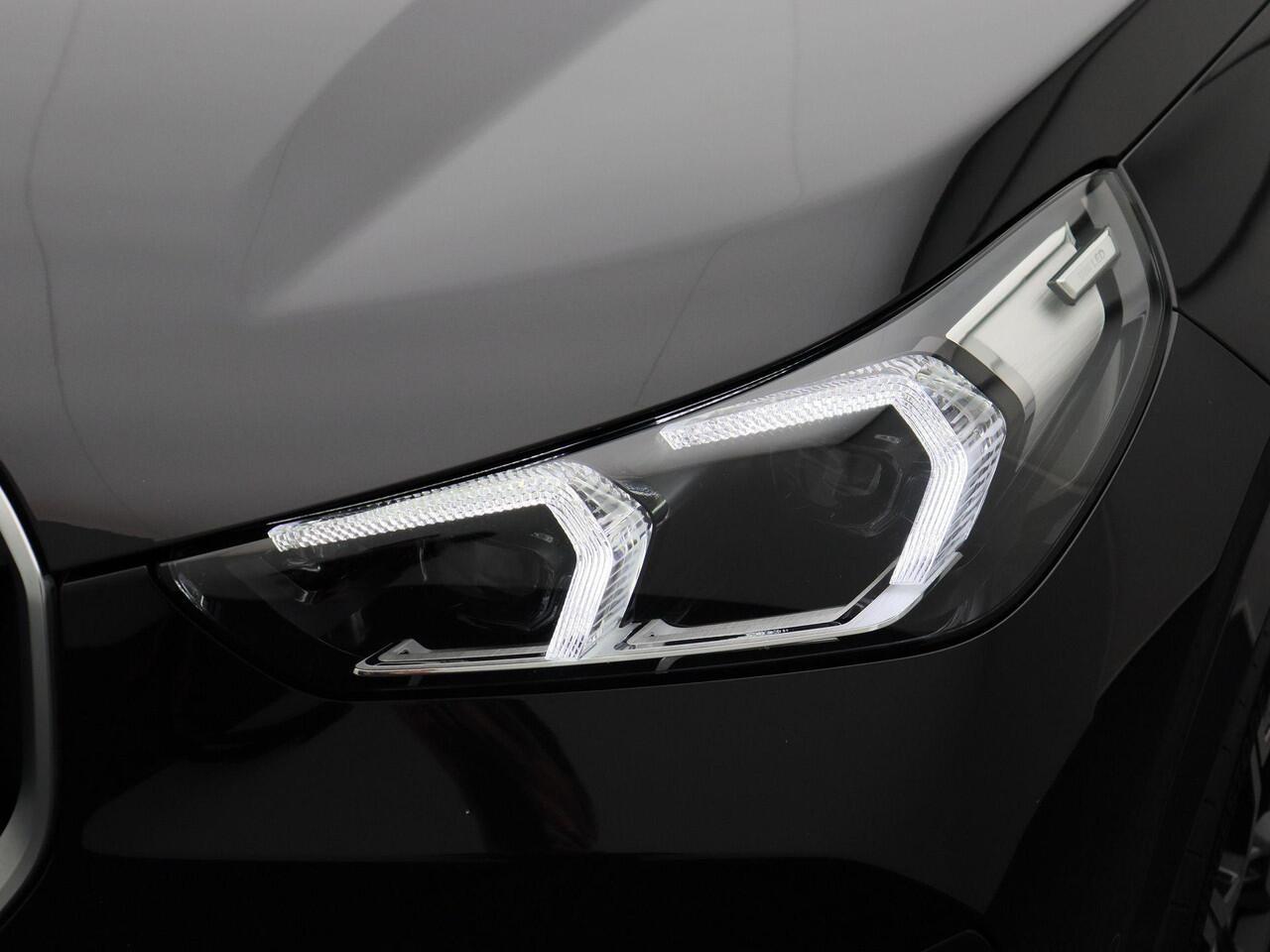 BMW X1 sDrive18i xLine | Stuurwielrand verwarmd | Comfort Access | Trekhaak | Panoramadak | Head Up Display | 19''