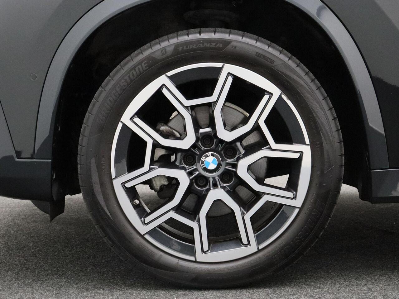 BMW X1 sDrive18i xLine | Stuurwielrand verwarmd | Comfort Access | Trekhaak | Panoramadak | Head Up Display | 19''