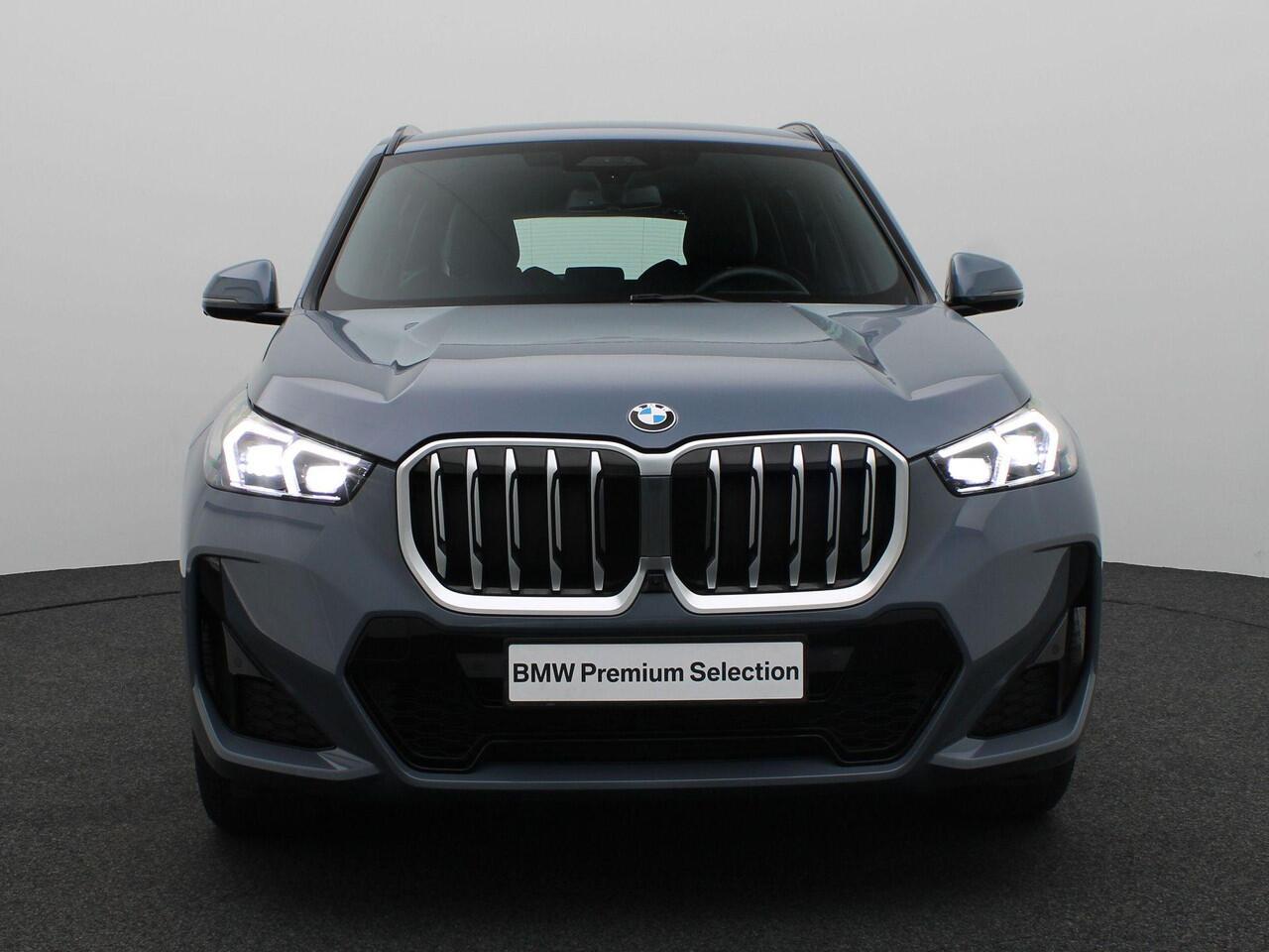 BMW X1 sDrive20i M Sportpakket | Innovation Pack | Comfort Pack | Adaptief M Onderstel | Trekhaak | Elektrisch Verstelbare Stoelen | Actieve Stoel Bestuurder | Driving Assistant Professional | Head-Up Display | Harman Kardon | 18''