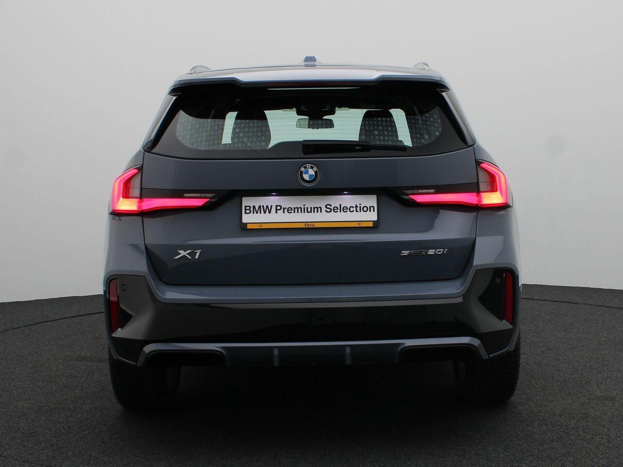 BMW X1 sDrive20i M Sportpakket | Innovation Pack | Comfort Pack | Adaptief M Onderstel | Trekhaak | Elektrisch Verstelbare Stoelen | Actieve Stoel Bestuurder | Driving Assistant Professional | Head-Up Display | Harman Kardon | 18''