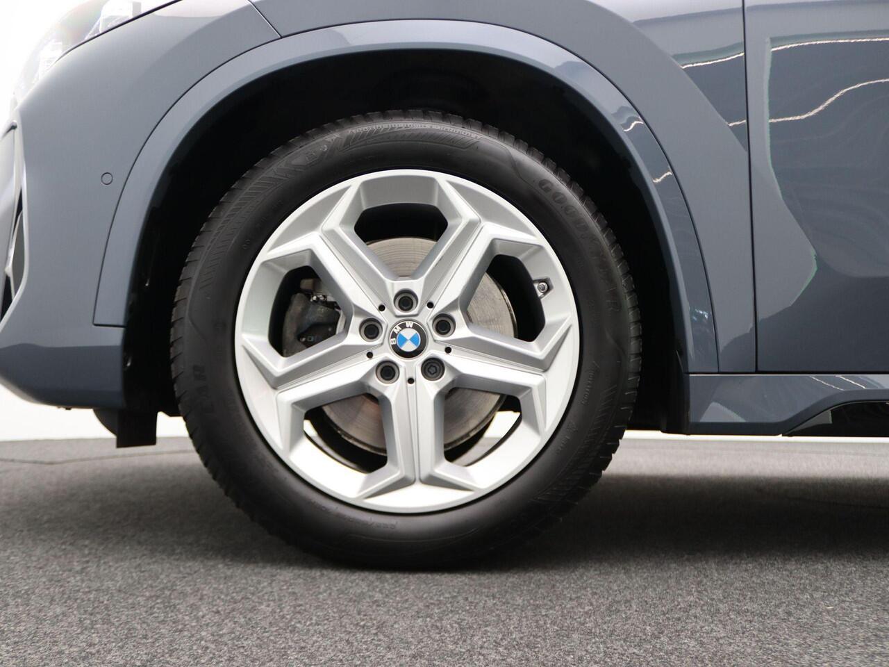 BMW X1 sDrive20i M Sportpakket | Innovation Pack | Comfort Pack | Adaptief M Onderstel | Trekhaak | Elektrisch Verstelbare Stoelen | Actieve Stoel Bestuurder | Driving Assistant Professional | Head-Up Display | Harman Kardon | 18''