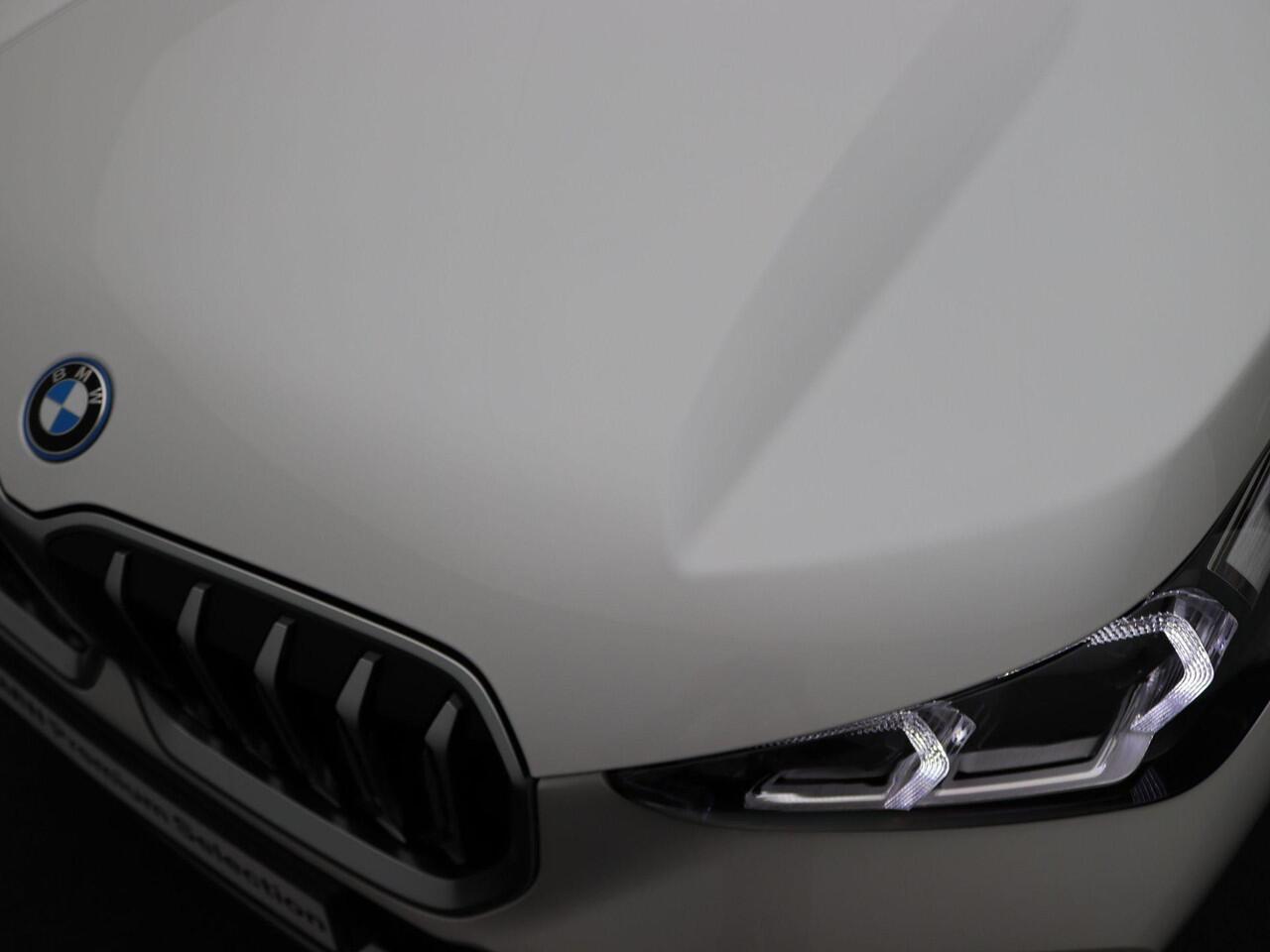 BMW X1 xDrive30e M Sportpakket | Premium Pack | Adaptief M Onderstel | Comfort Access | Trekhaak | Driving Assistant Plus | 18''