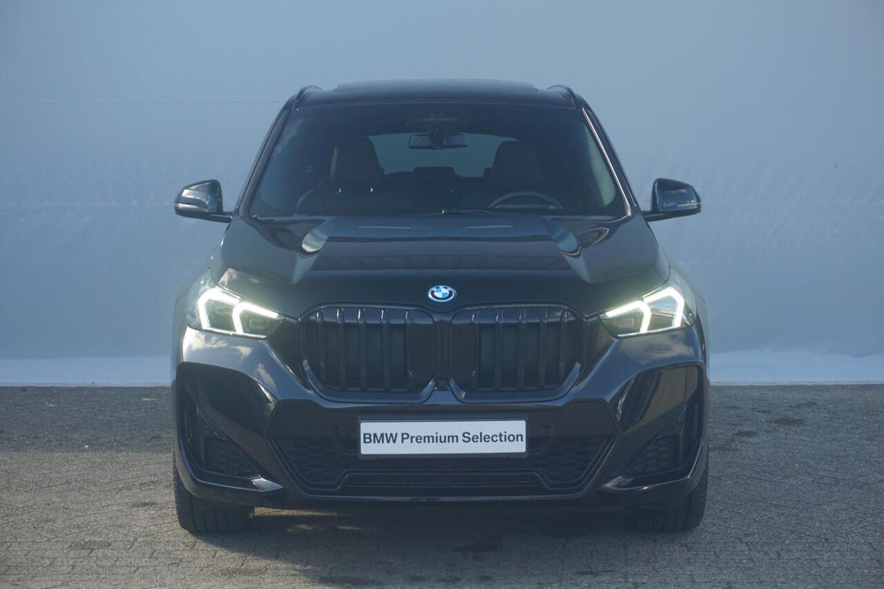 BMW X1 xDrive30e M Sportpakket 20'' / Panoramadak / Head-Up Display / Driving Assistant Plus / Elektrisch verstelbare stoelen