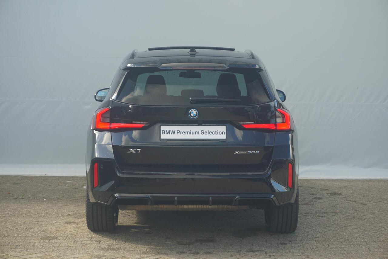 BMW X1 xDrive30e M Sportpakket 20'' / Panoramadak / Head-Up Display / Driving Assistant Plus / Elektrisch verstelbare stoelen