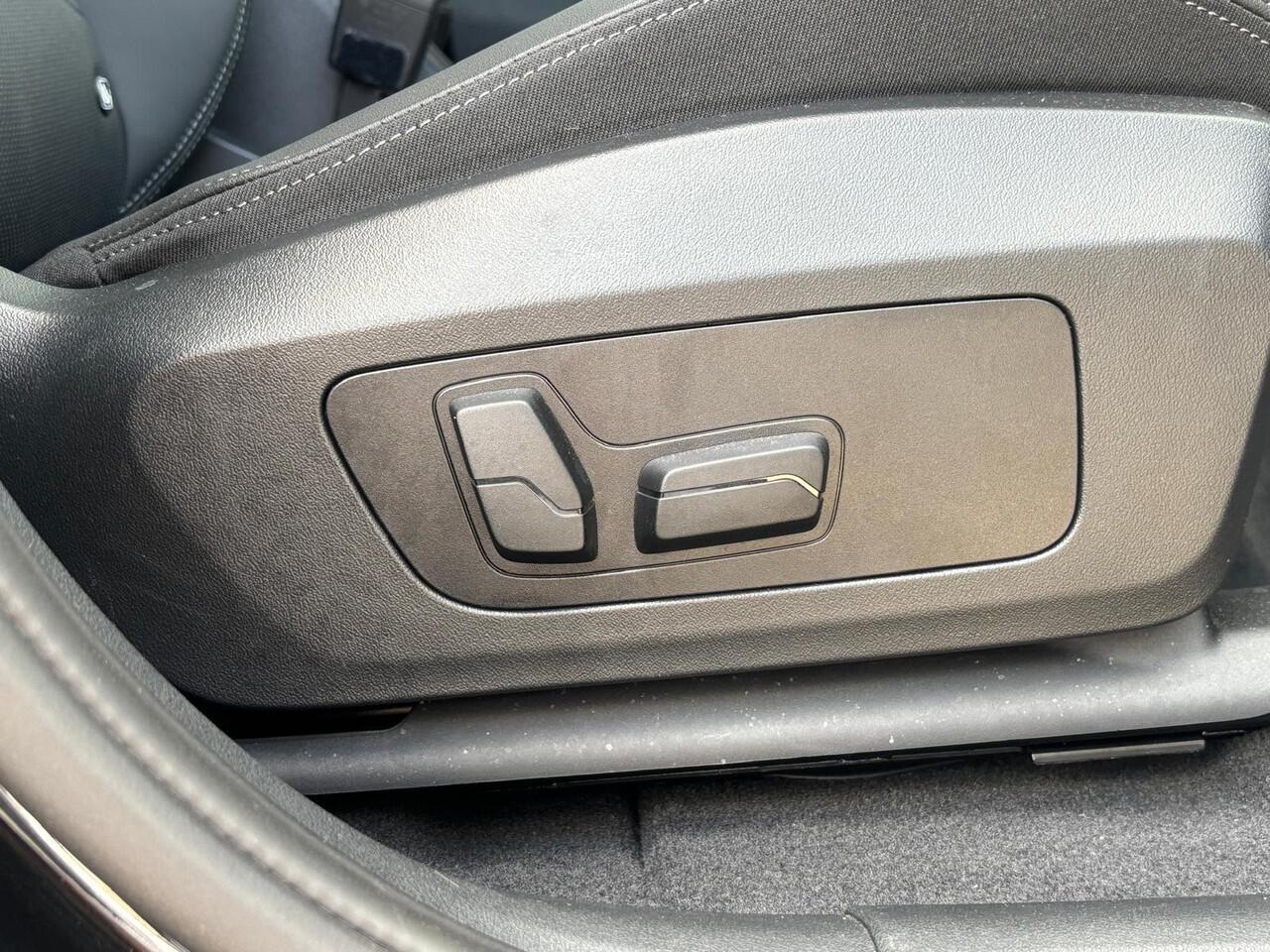 BMW X1 xDrive30e M Sportpakket 20'' / Panoramadak / Head-Up Display / Driving Assistant Plus / Elektrisch verstelbare stoelen