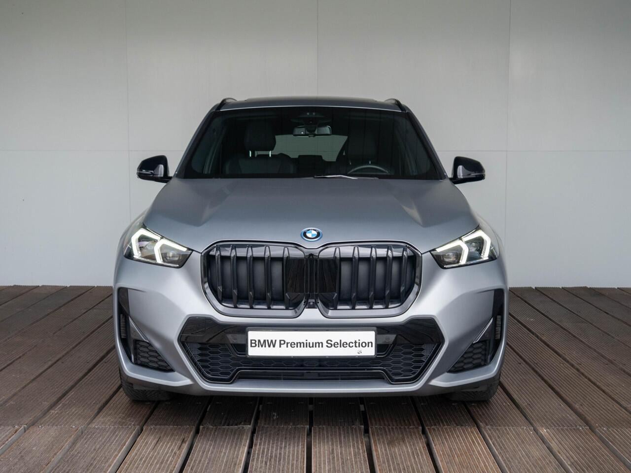BMW X1 xDrive30e | M Sportpakket | Innovation Pack | 20 inch | Comfort Access | Glazen panoramadak | Driving Assistent Plus | Head-Up Display
