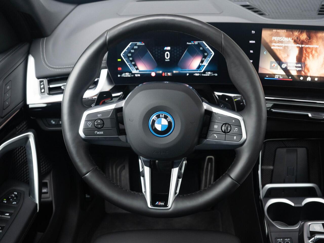 BMW X1 xDrive30e | M Sportpakket | Innovation Pack | 20 inch | Comfort Access | Glazen panoramadak | Driving Assistent Plus | Head-Up Display